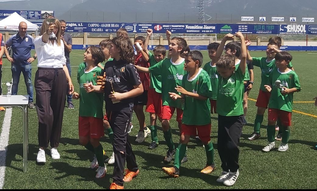 El Jaceetano benjamín recibe el trofeo. Foto Deporte Cantera Sabiñánigo