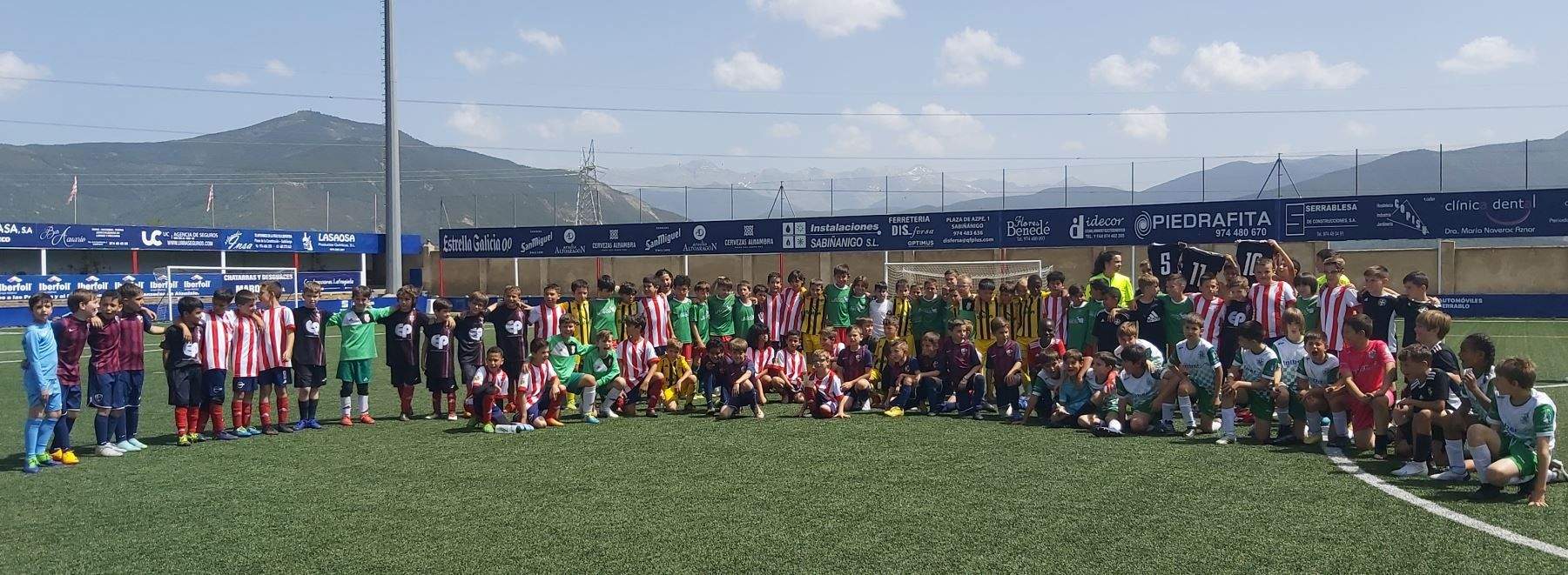 Foto de familia de los equipos benjamines. Foto Deporte Cantera Sabiñánigo