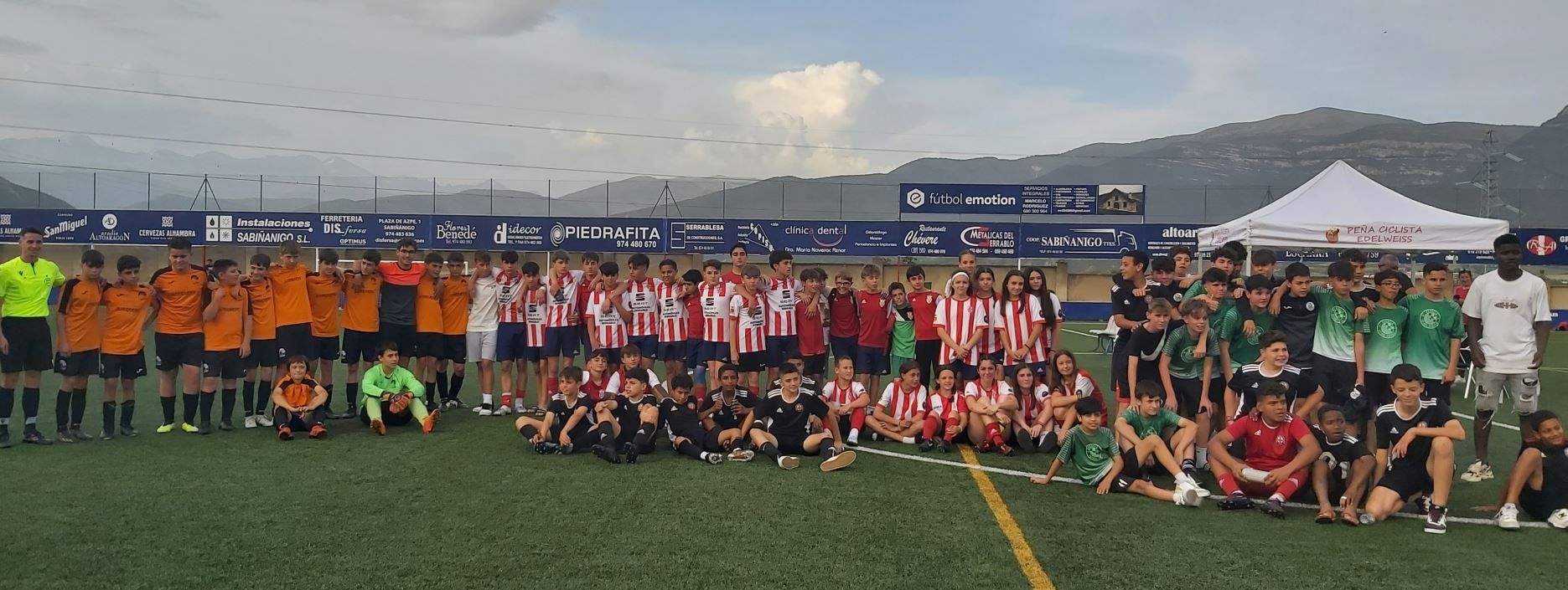Foto de familia de los equipos infantiles. Foto Deporte Cantera Sabiñánigo