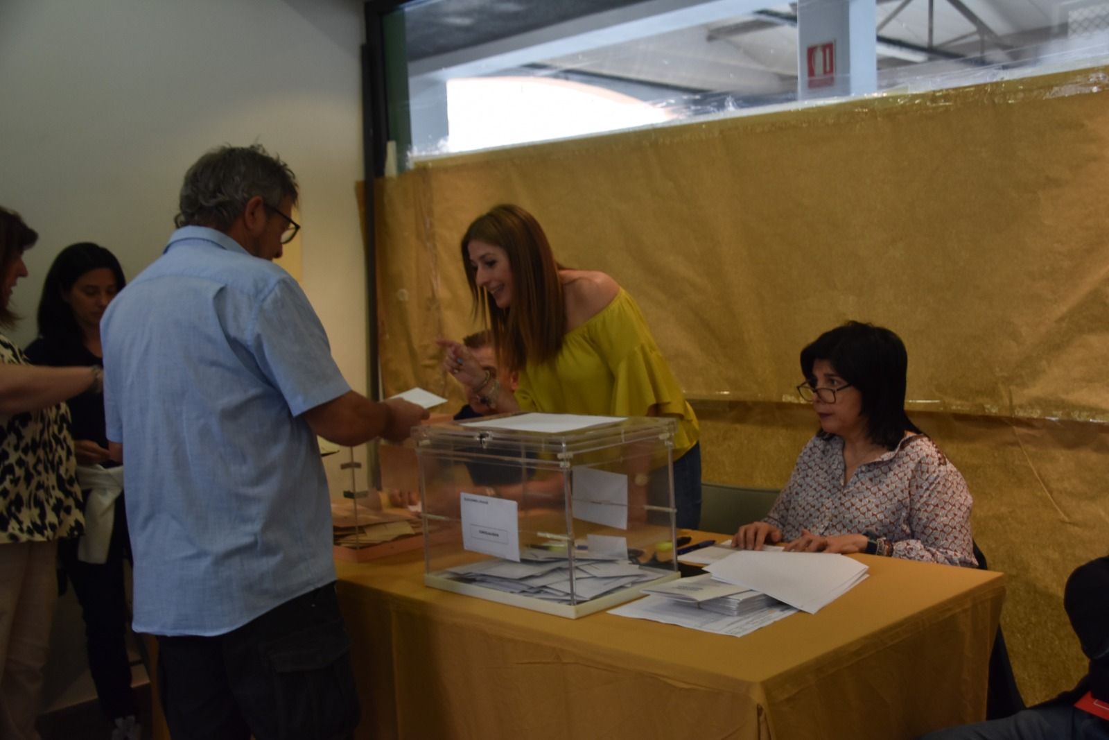 Colegio electoral en Barbastro