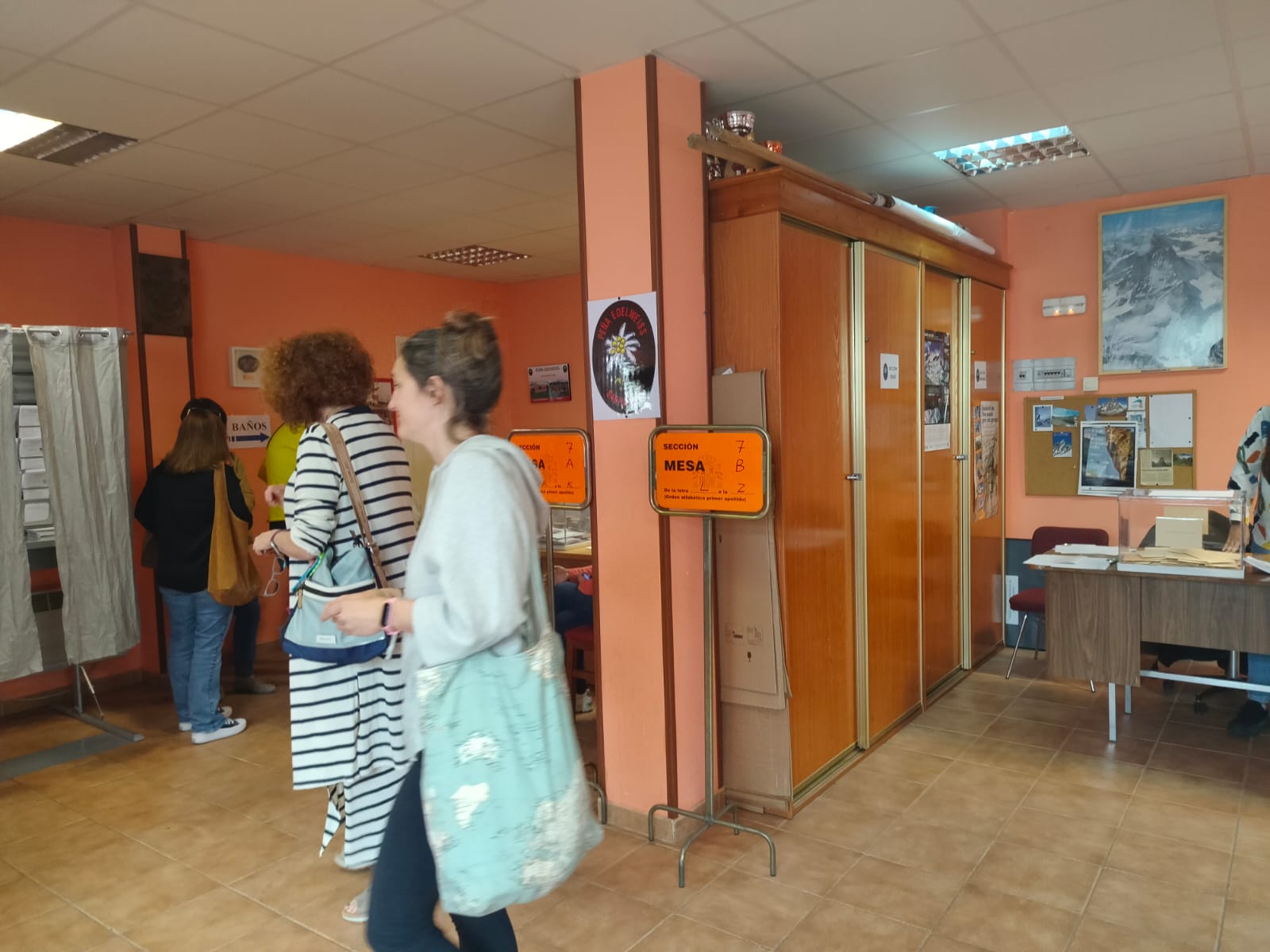 Colegio electoral en Puente Sardas