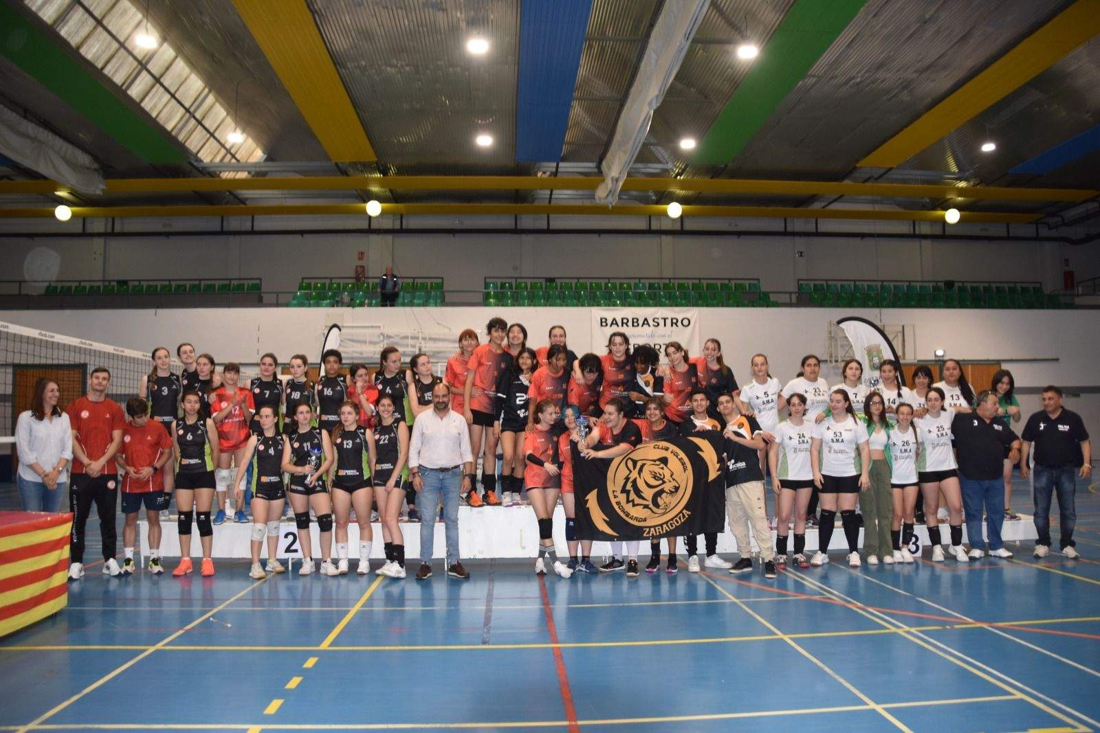 Podio final del campeonato, con la SMA Barbastro tercero, a la derecha de la imagen