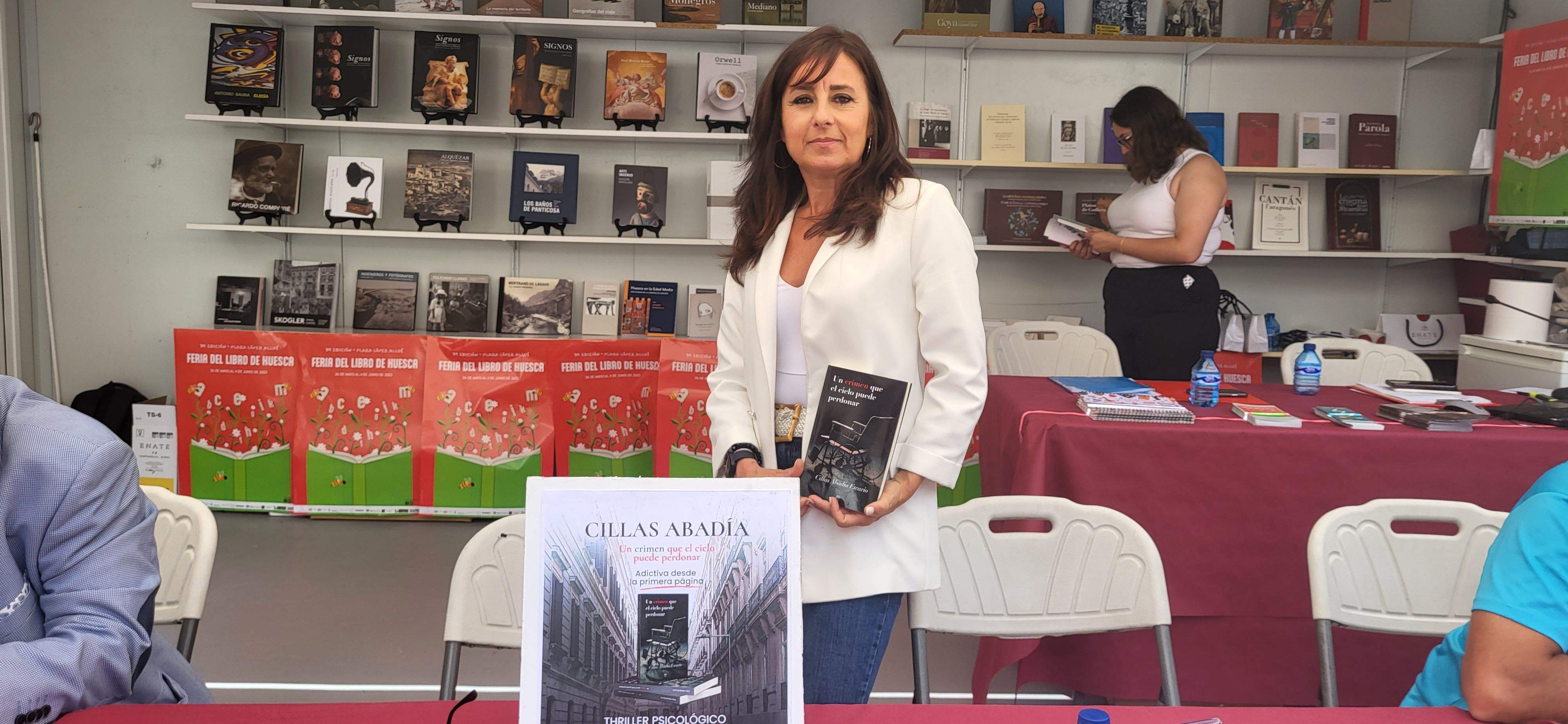 Cillas Abadía ha firmado ejemplares de su primer libro en la Feria de Huesca. Cillas Abadía ha firmado ejemplares de su primer libro en la Feria de Huesca.
