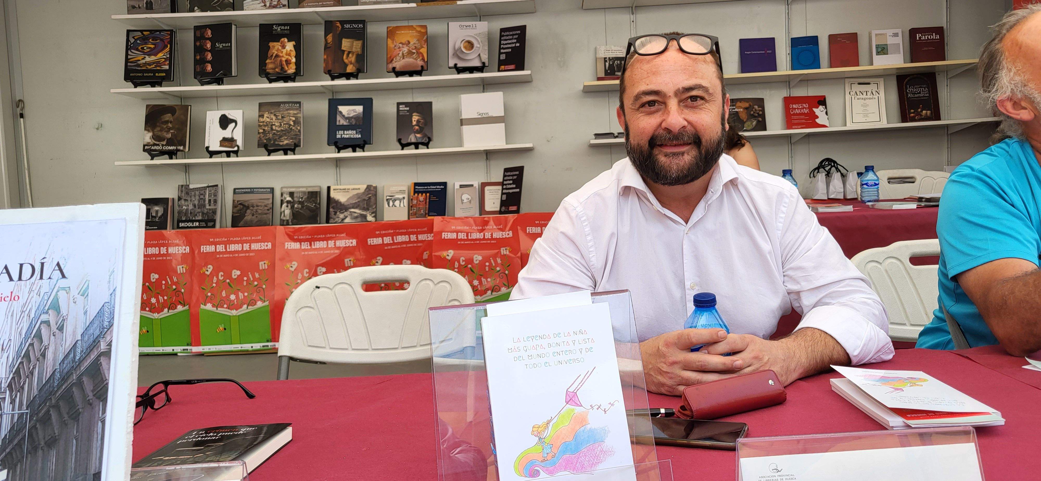 Alfredo Vega escribe con el corazón "La leyenda de la niña más guapa, bonita y lista del mundo entero" Alfredo Vega escribe con el corazón "La leyenda de la niña más guapa, bonita y lista del mundo entero"