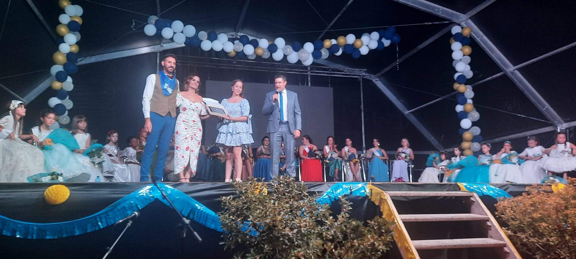 Antonio Biescas y Nerea Salcedo con los pregoneros