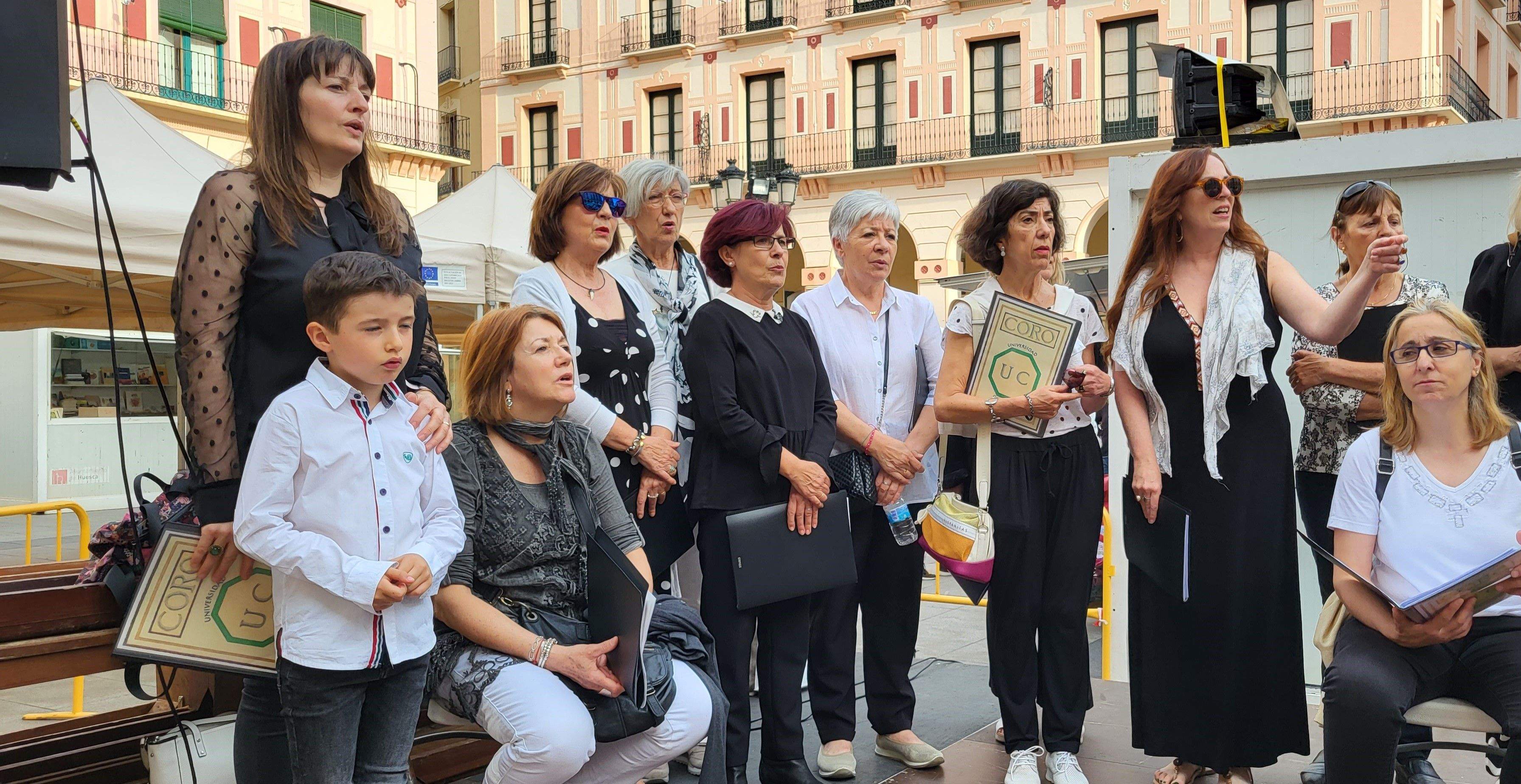 Actuación del Coro de la Universidad Ciudadana en la 39ª Feria del Libro de Huesca. Foto Myriam Martínez