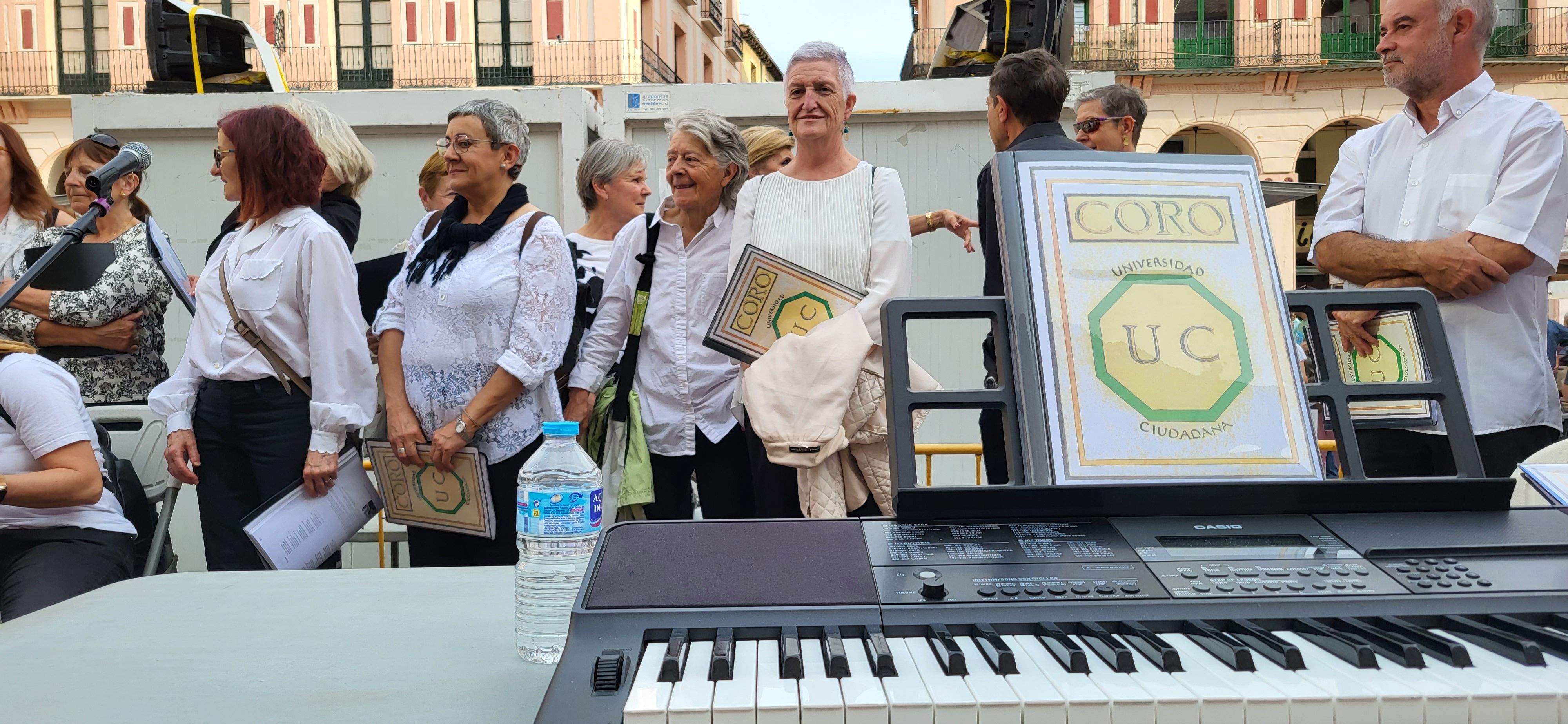 Actuación del Coro de la Universidad Ciudadana en la 39ª Feria del Libro de Huesca. Foto Myriam Martínez
