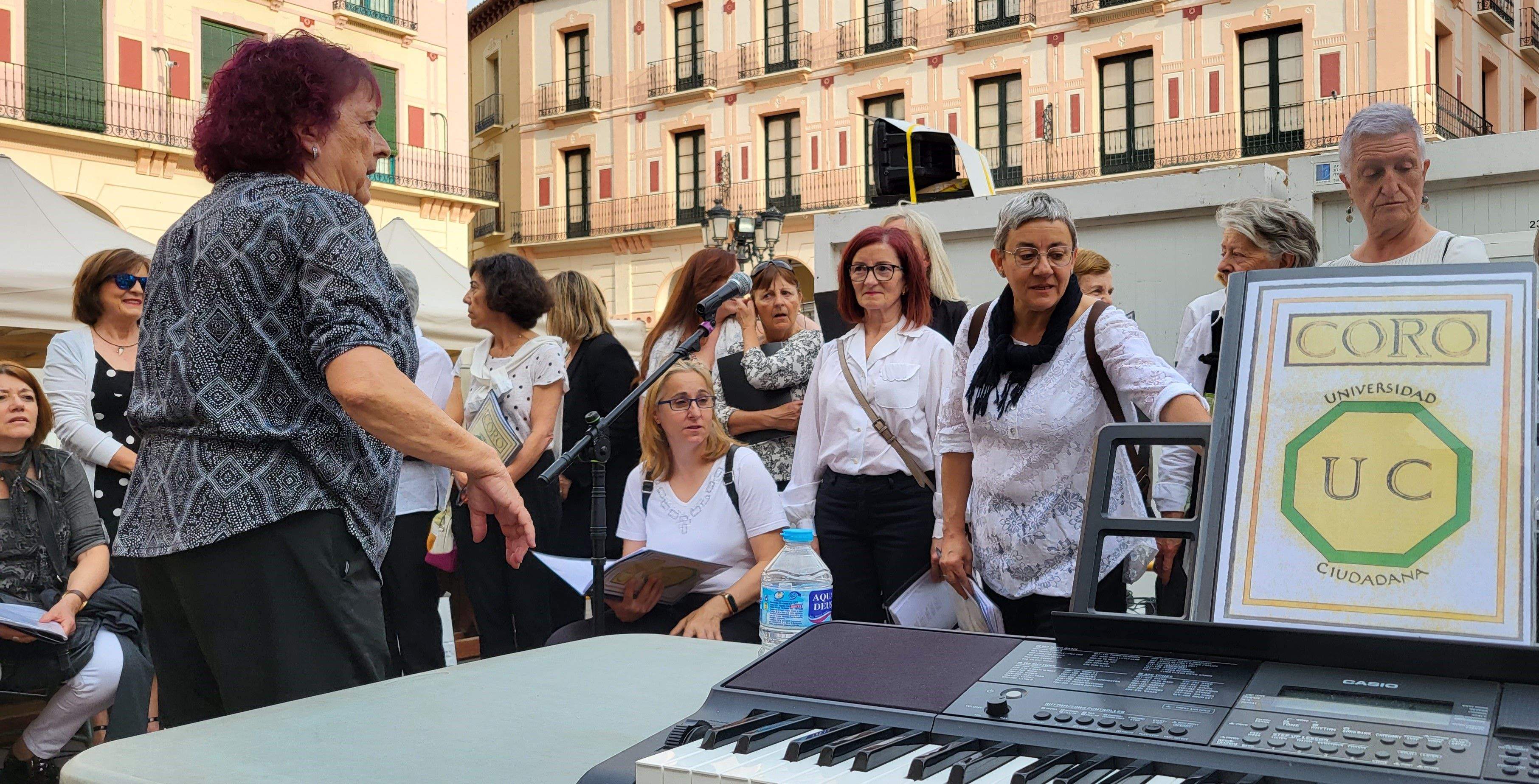 Actuación del Coro de la Universidad Ciudadana en la 39ª Feria del Libro de Huesca. Foto Myriam Martínez
