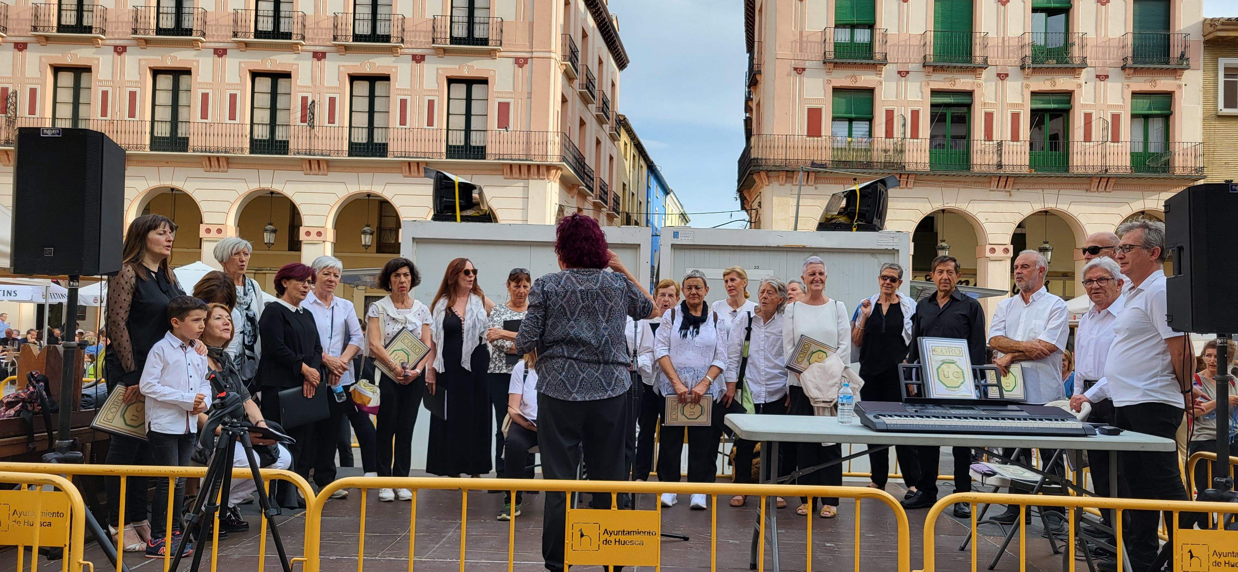 Actuación del Coro de la Universidad Ciudadana en la 39ª Feria del Libro de Huesca. Foto Myriam Martínez