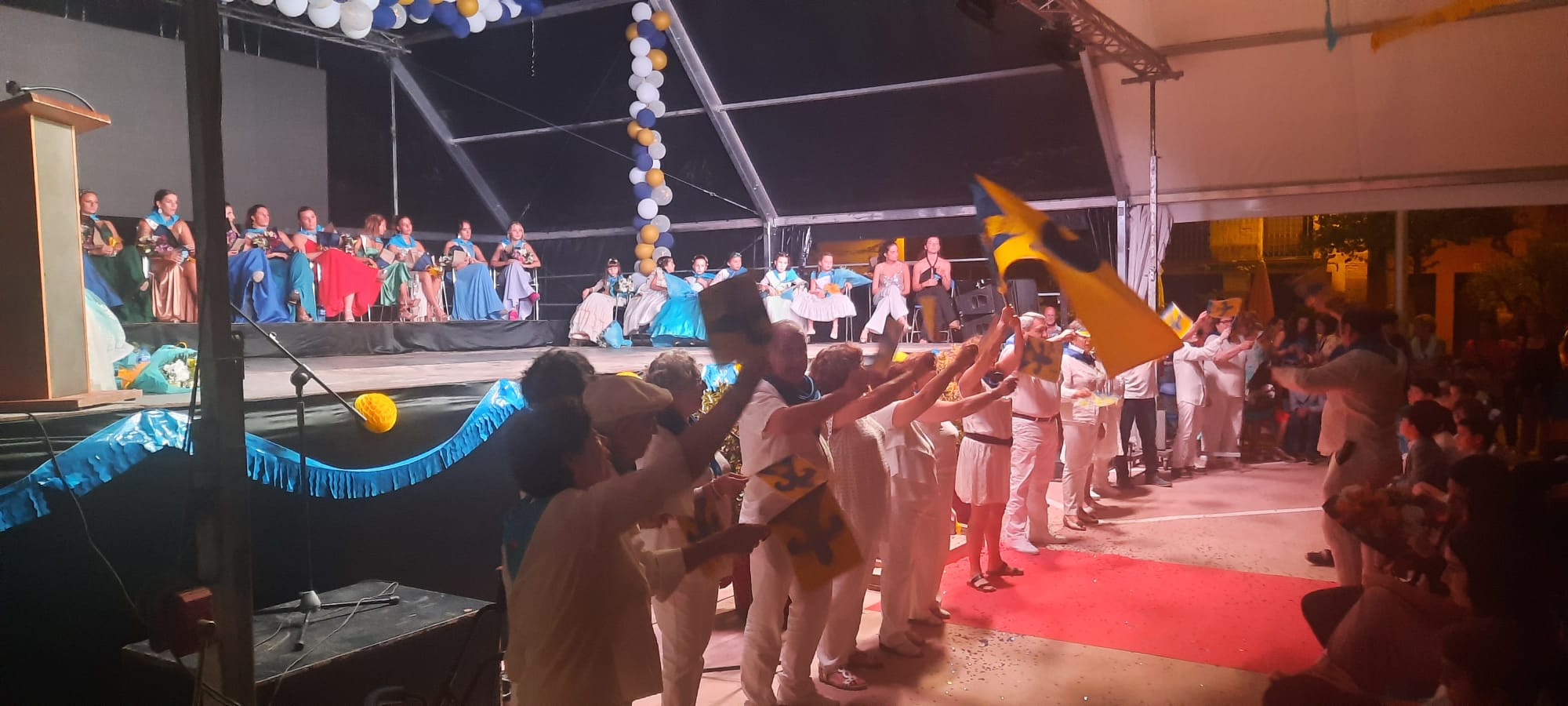 El Orfeón en el momento final del acto, cantando el Himno Villa de Ayerbe. Foto Ayuntamiento de Ayerbe