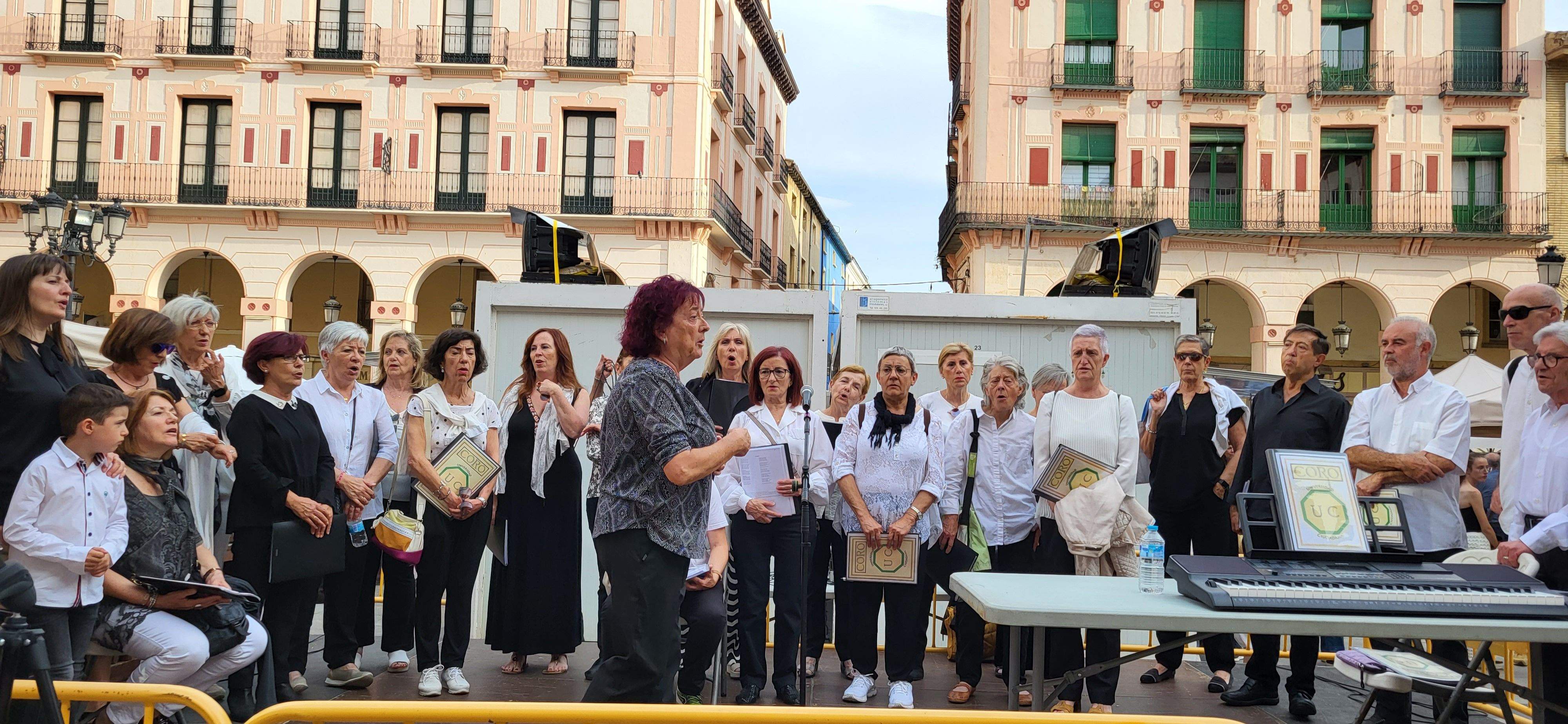 Actuación del Coro de la Universidad Ciudadana en la 39ª Feria del Libro de Huesca. Foto Myriam Martínez