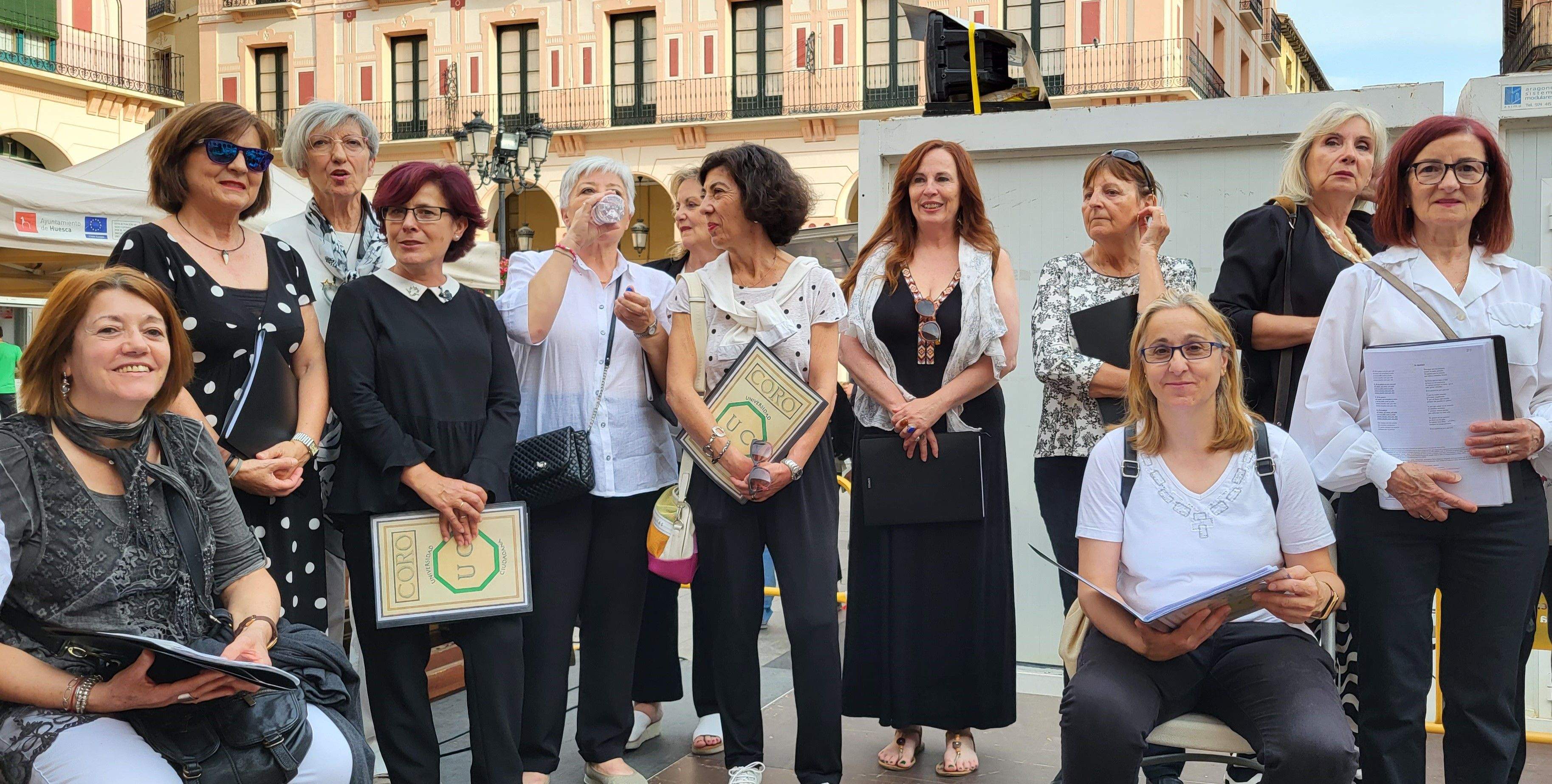 Actuación del Coro de la Universidad Ciudadana en la 39ª Feria del Libro de Huesca. Foto Myriam Martínez