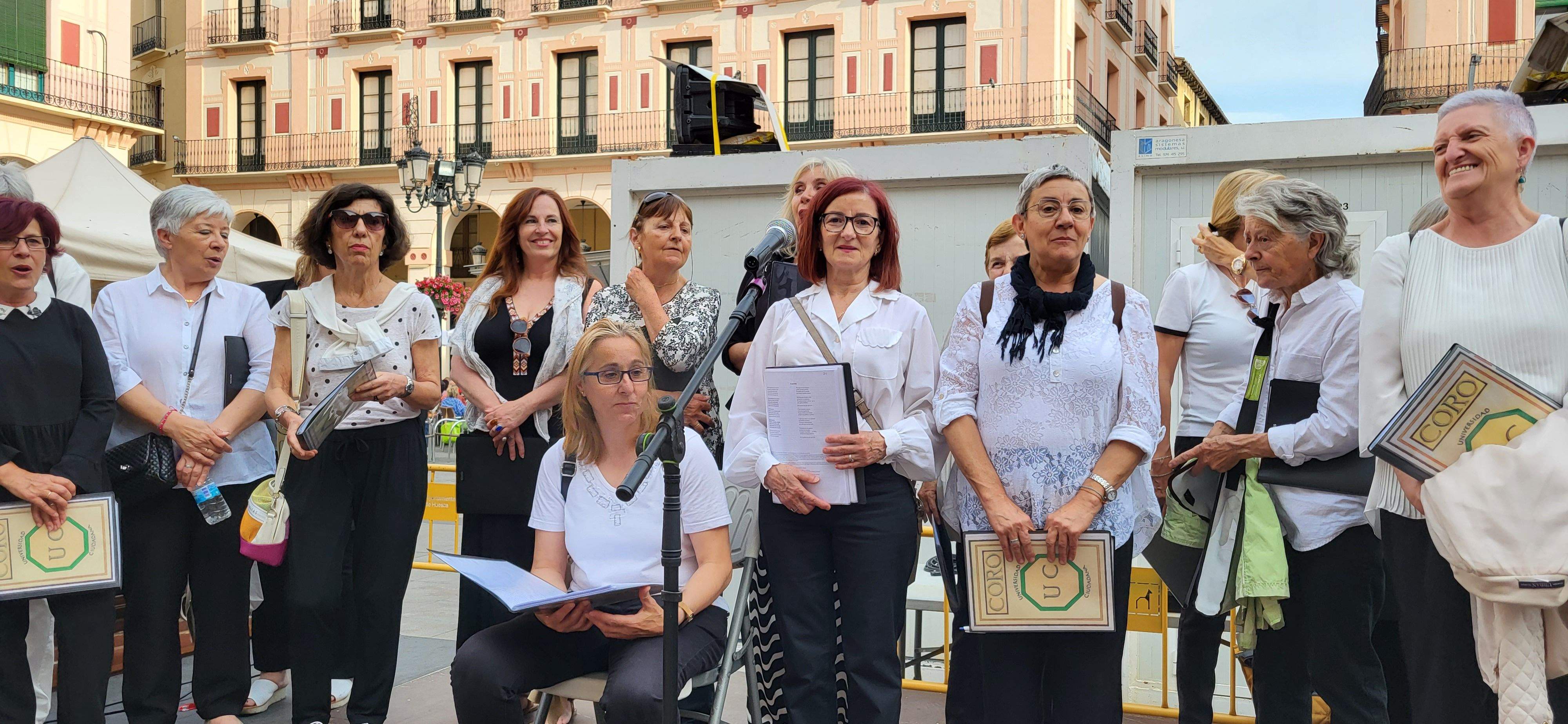 Actuación del Coro de la Universidad Ciudadana en la 39ª Feria del Libro de Huesca. Foto Myriam Martínez
