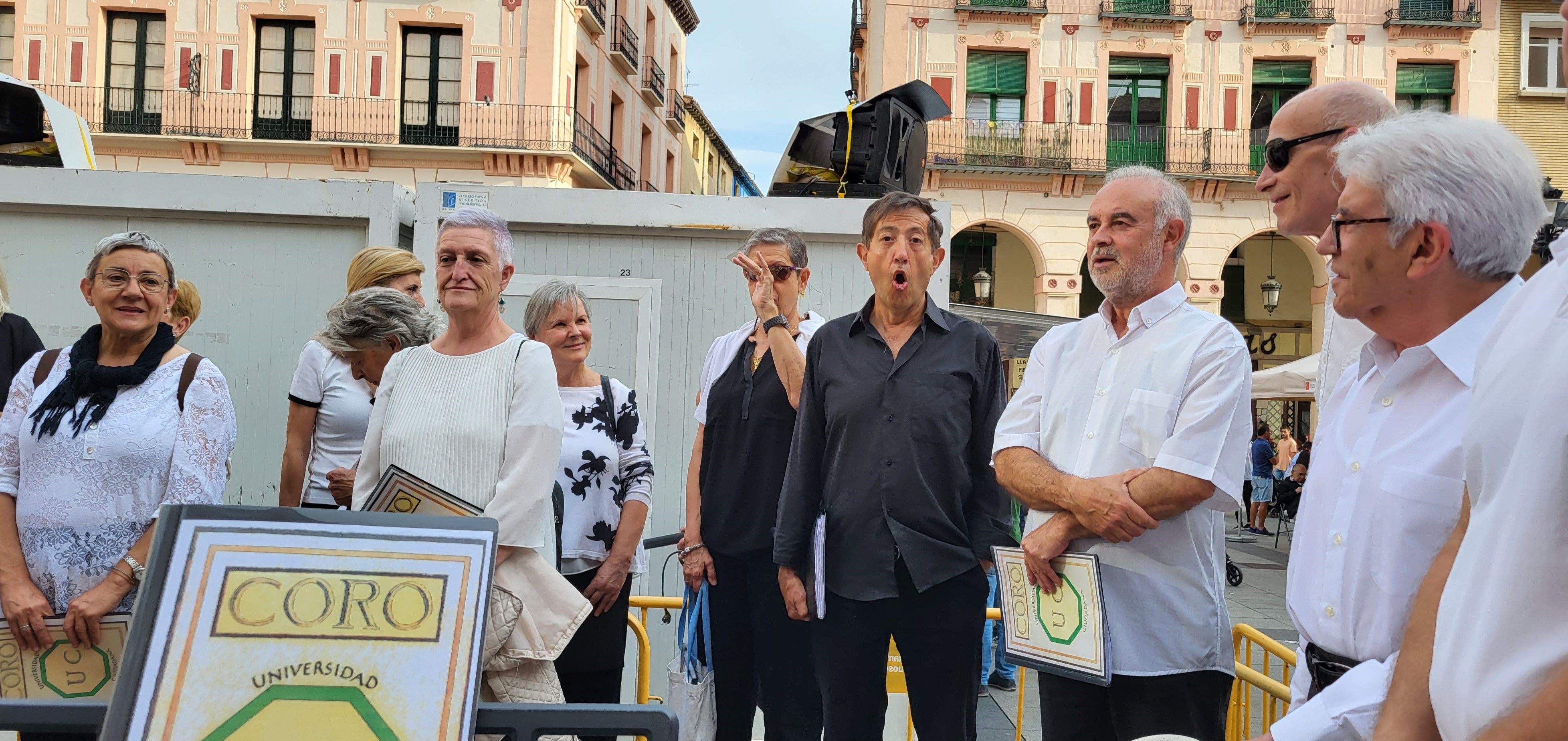 Actuación del Coro de la Universidad Ciudadana en la 39ª Feria del Libro de Huesca. Foto Myriam Martínez