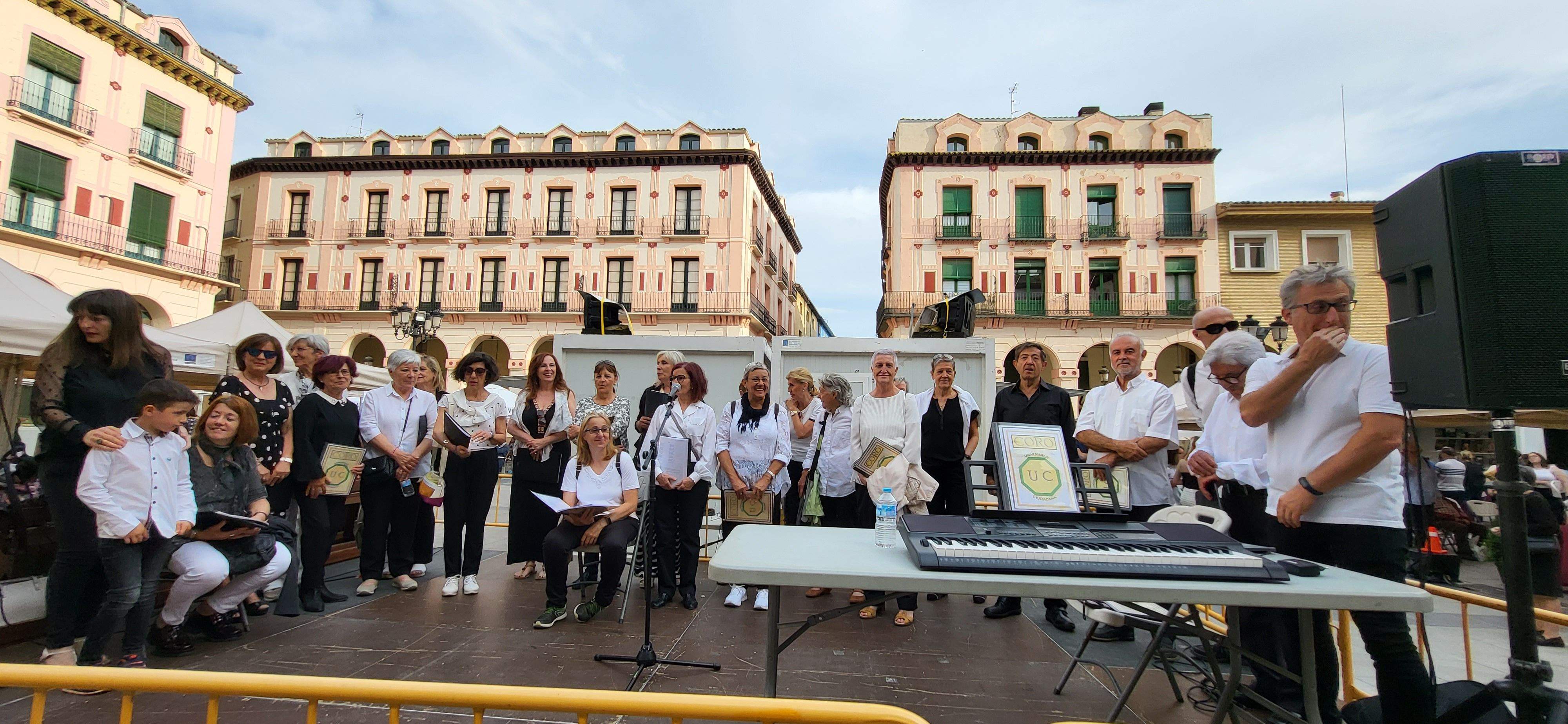 Actuación del Coro de la Universidad Ciudadana en la 39ª Feria del Libro de Huesca. Foto Myriam Martínez