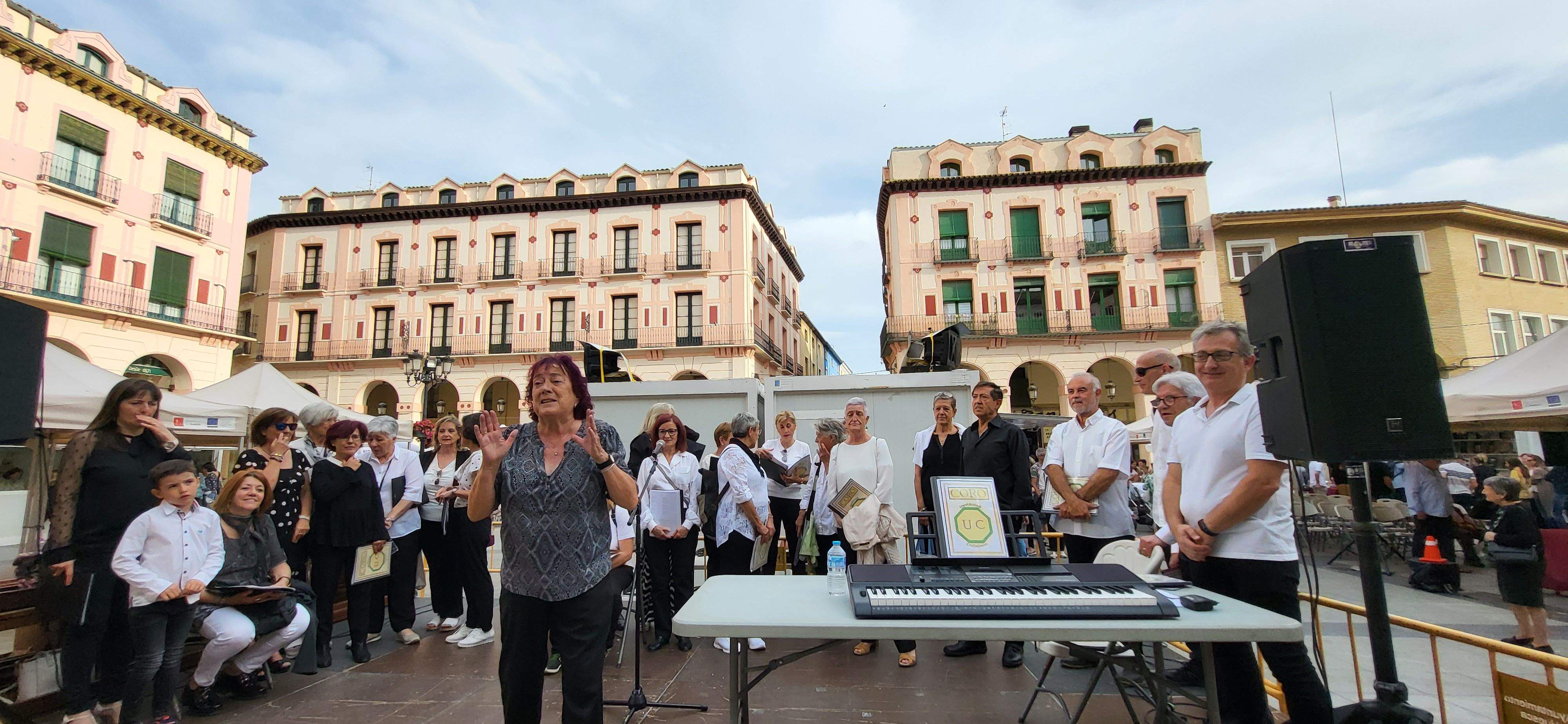 Actuación del Coro de la Universidad Ciudadana en la 39ª Feria del Libro de Huesca. Foto Myriam Martínez