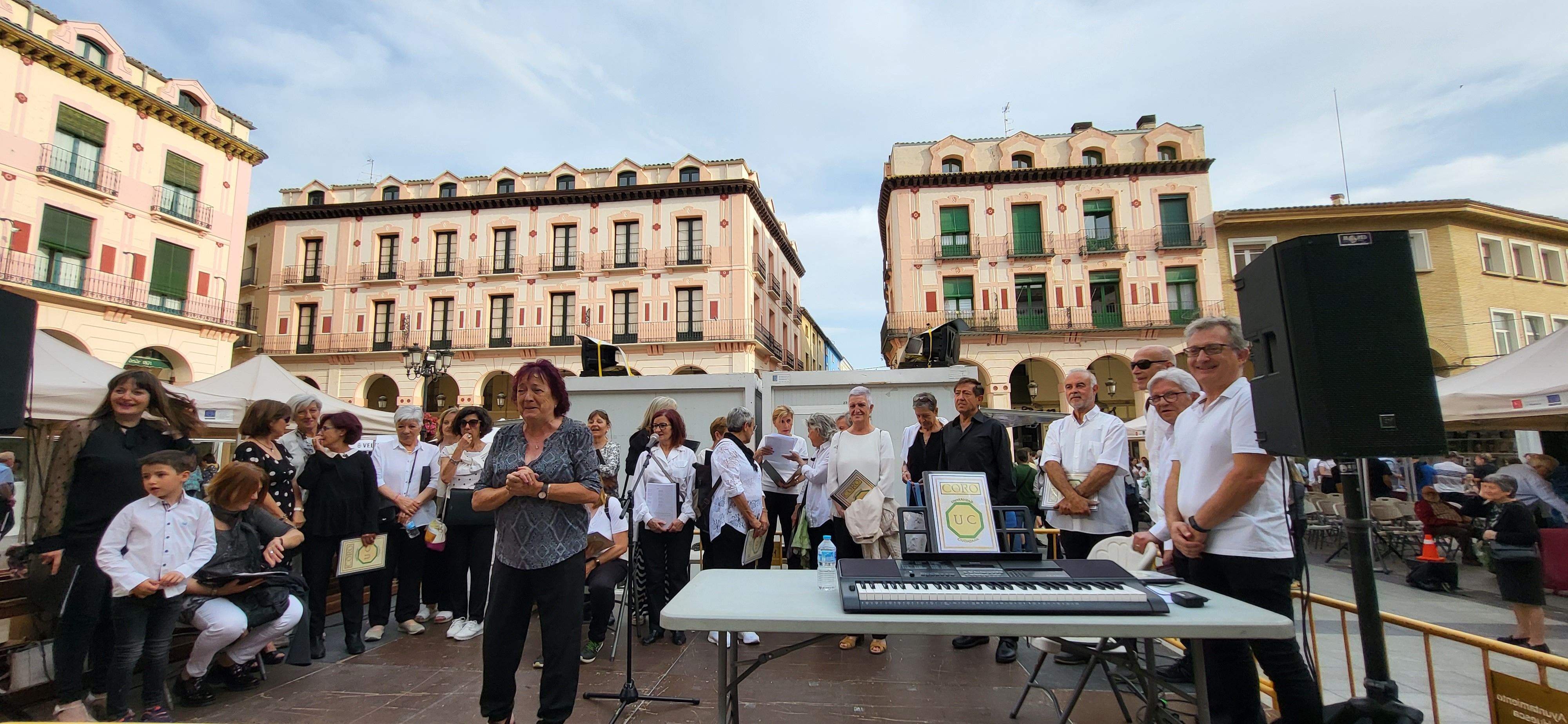 Actuación del Coro de la Universidad Ciudadana en la 39ª Feria del Libro de Huesca. Foto Myriam Martínez