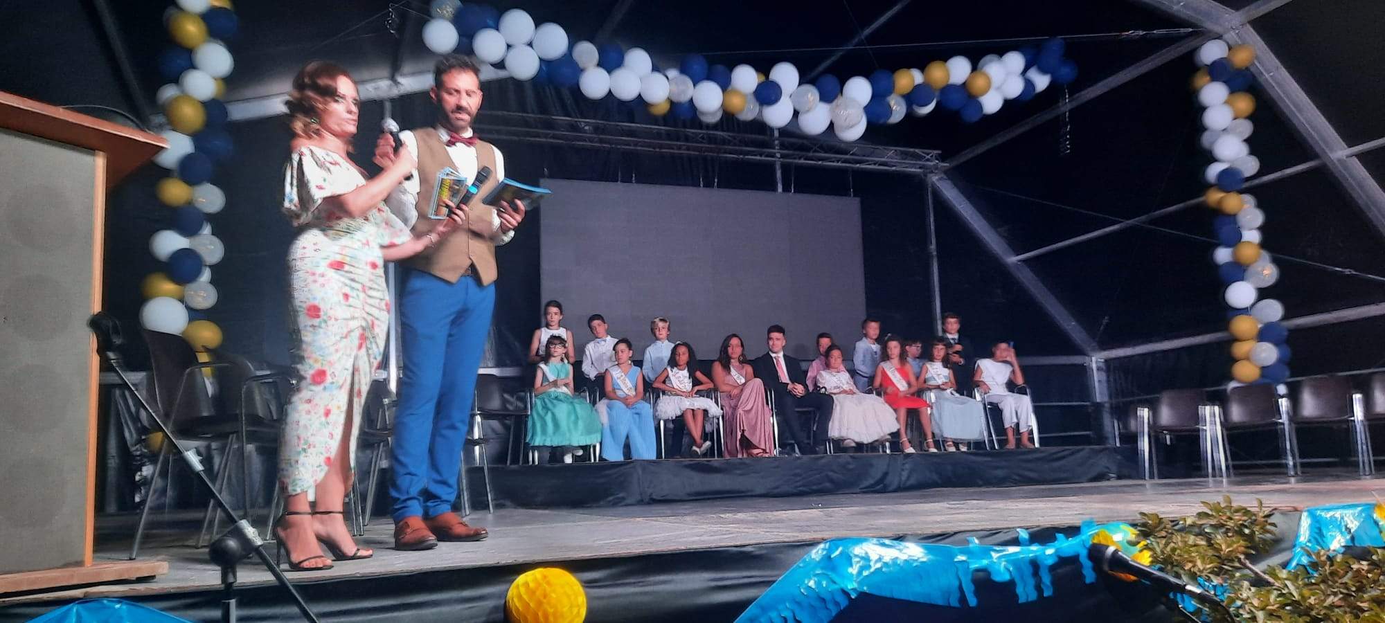 Empieza la presentación con las Presidentas y Reinas del 2019. Foto Ayuntamiento de Ayerbe