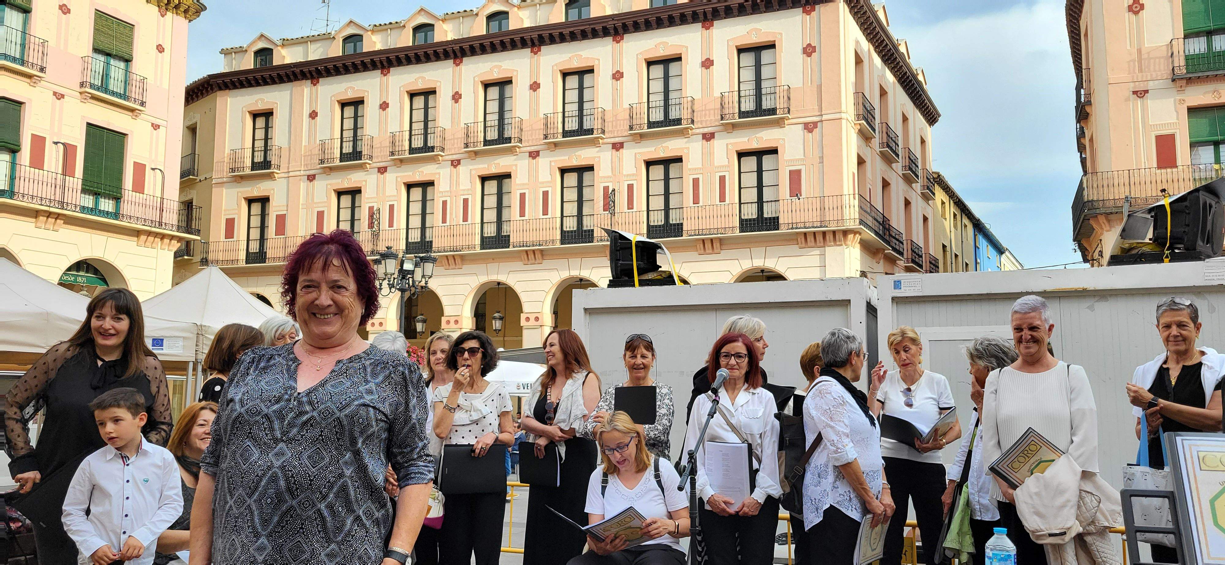 Actuación del Coro de la Universidad Ciudadana en la 39ª Feria del Libro de Huesca. Foto Myriam Martínez