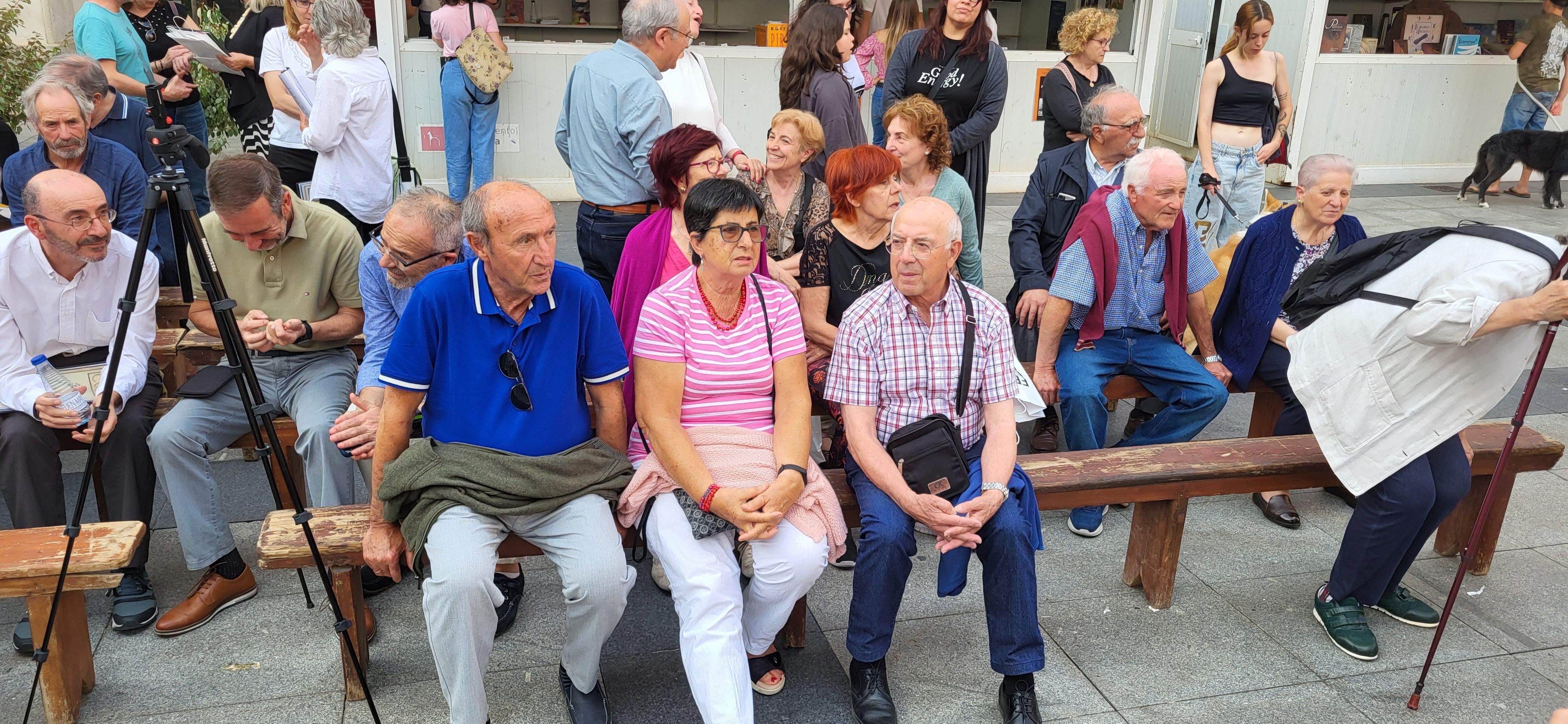 Actuación del Coro de la Universidad Ciudadana en la 39ª Feria del Libro de Huesca. Foto Myriam Martínez