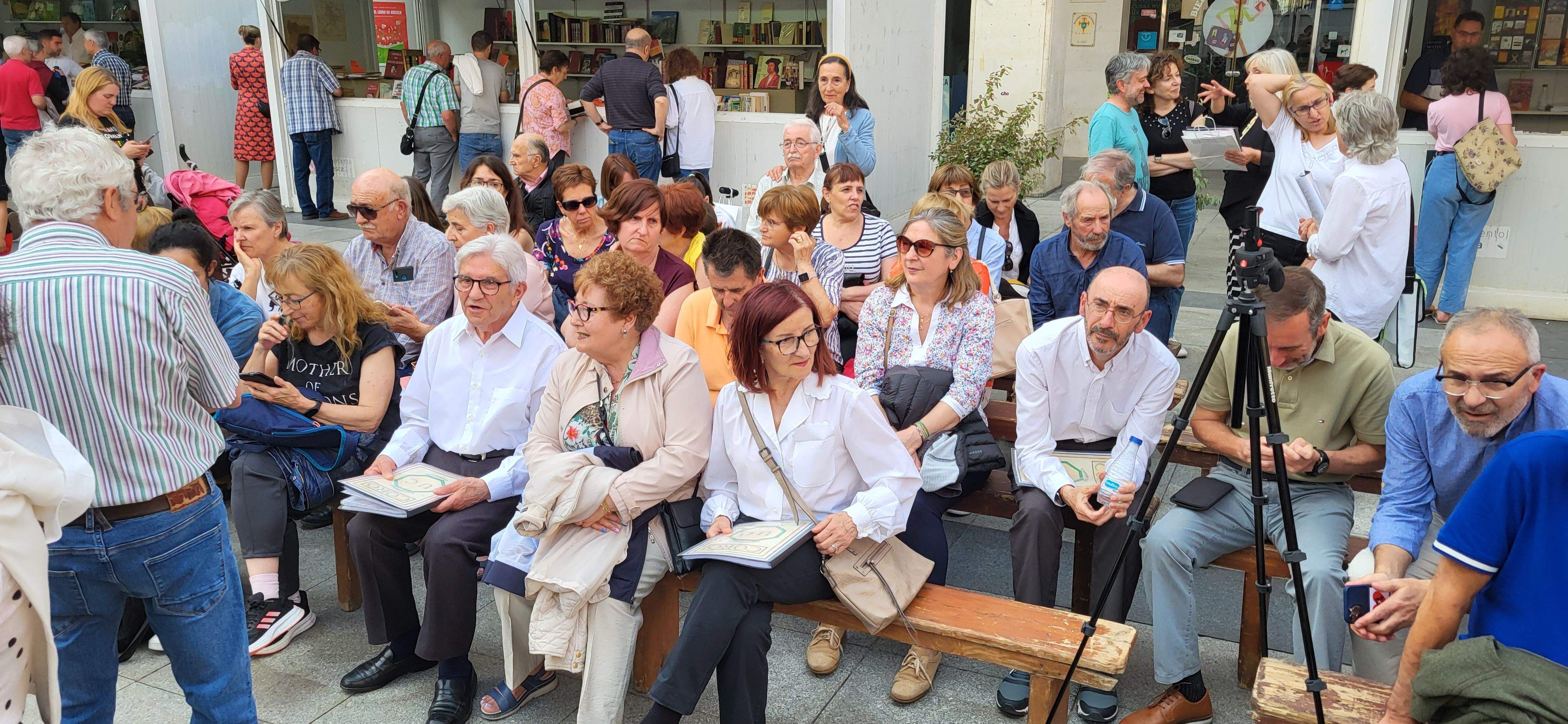 Actuación del Coro de la Universidad Ciudadana en la 39ª Feria del Libro de Huesca. Foto Myriam Martínez
