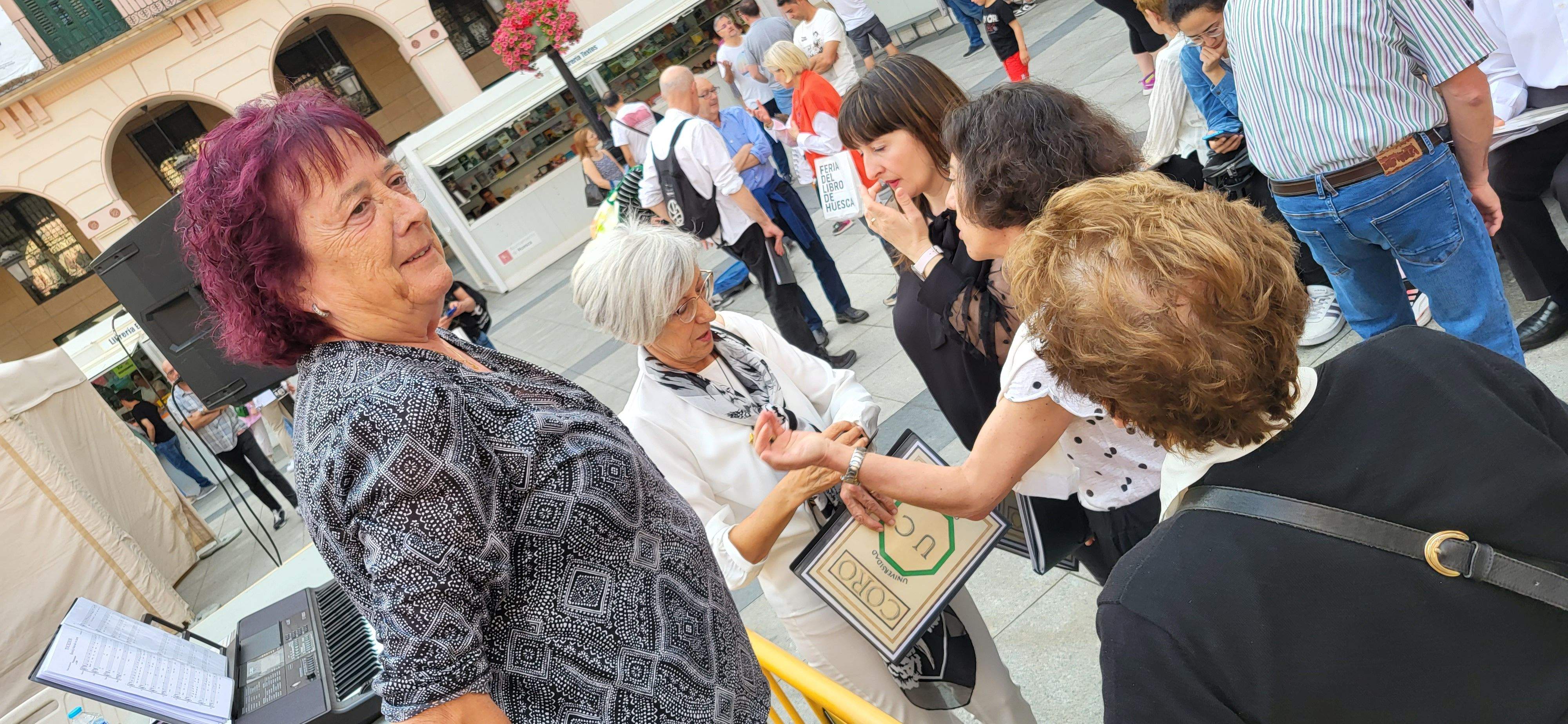 Actuación del Coro de la Universidad Ciudadana en la 39ª Feria del Libro de Huesca. Foto Myriam Martínez