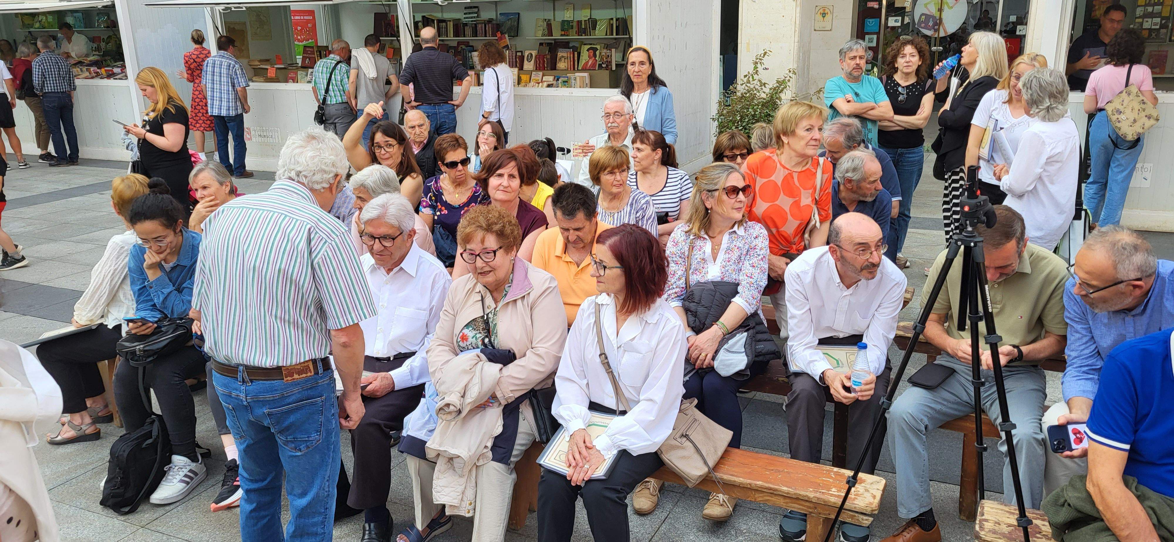 Actuación del Coro de la Universidad Ciudadana en la 39ª Feria del Libro de Huesca. Foto Myriam Martínez