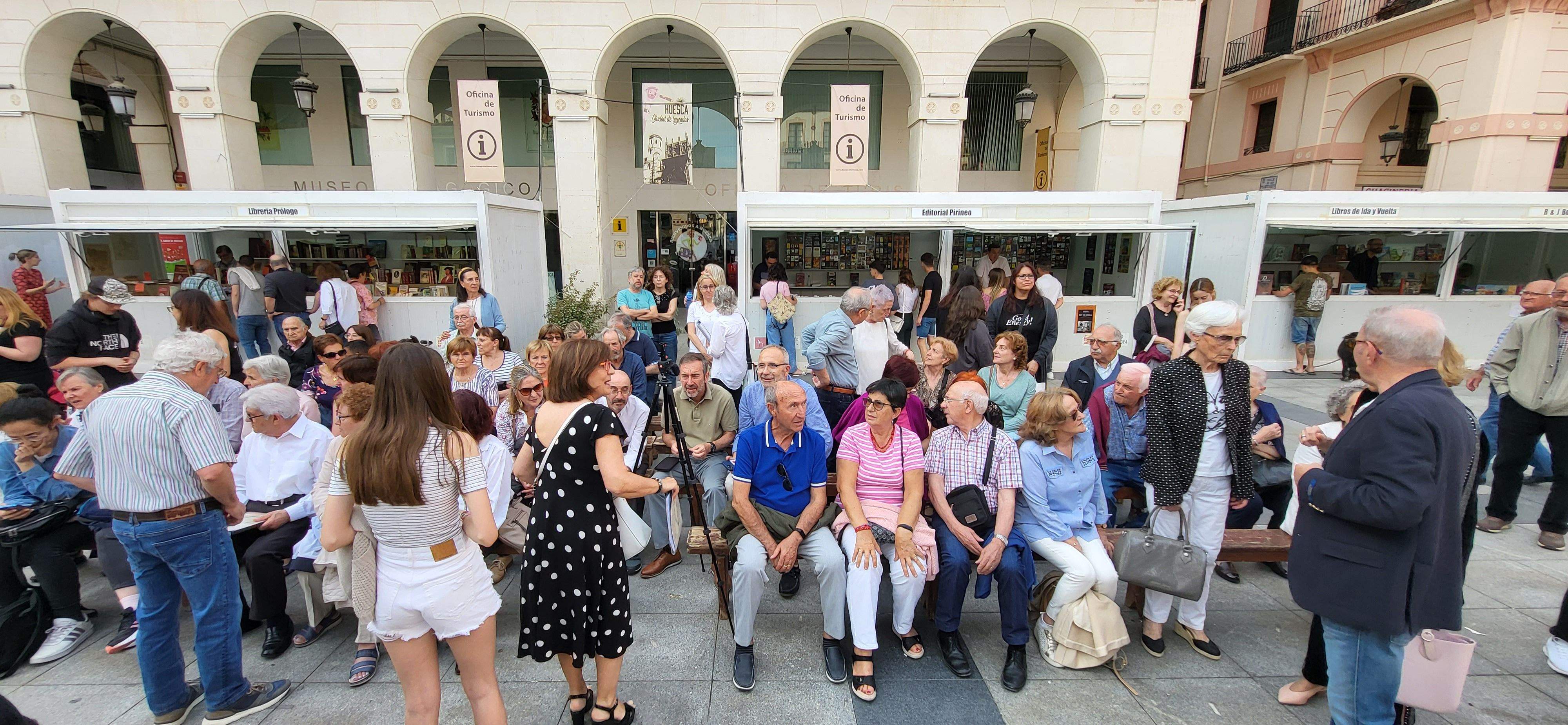 Actuación del Coro de la Universidad Ciudadana en la 39ª Feria del Libro de Huesca. Foto Myriam Martínez