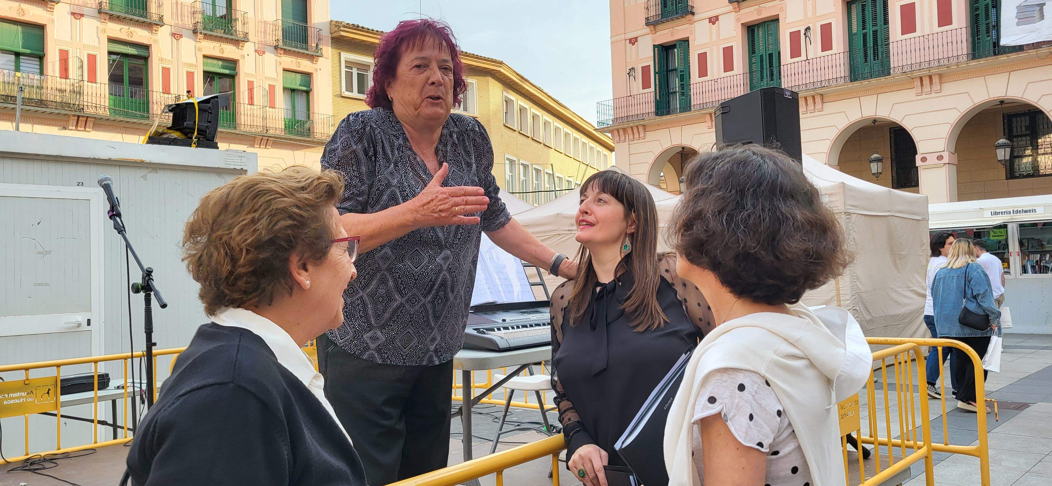 Actuación del Coro de la Universidad Ciudadana en la 39ª Feria del Libro de Huesca. Foto Myriam Martínez