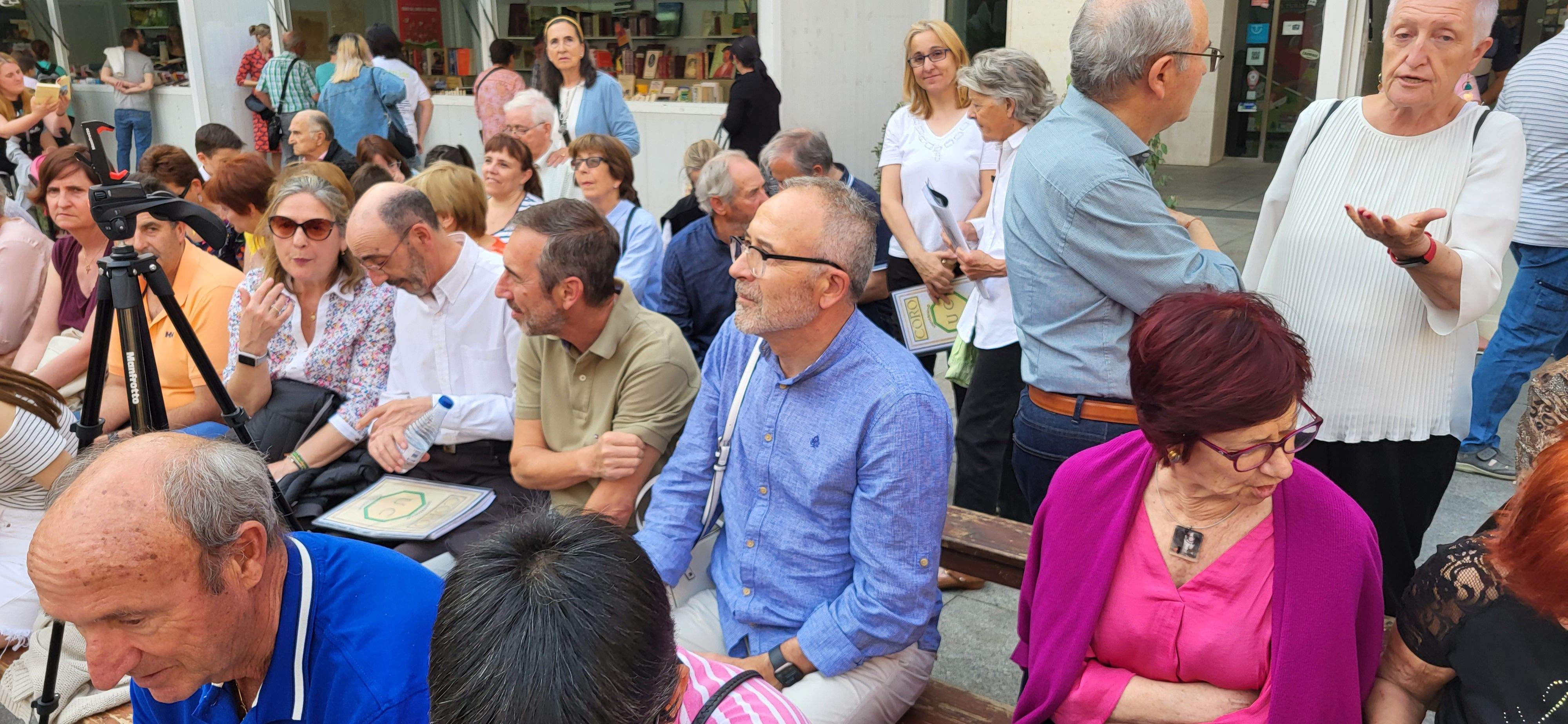Actuación del Coro de la Universidad Ciudadana en la 39ª Feria del Libro de Huesca. Foto Myriam Martínez