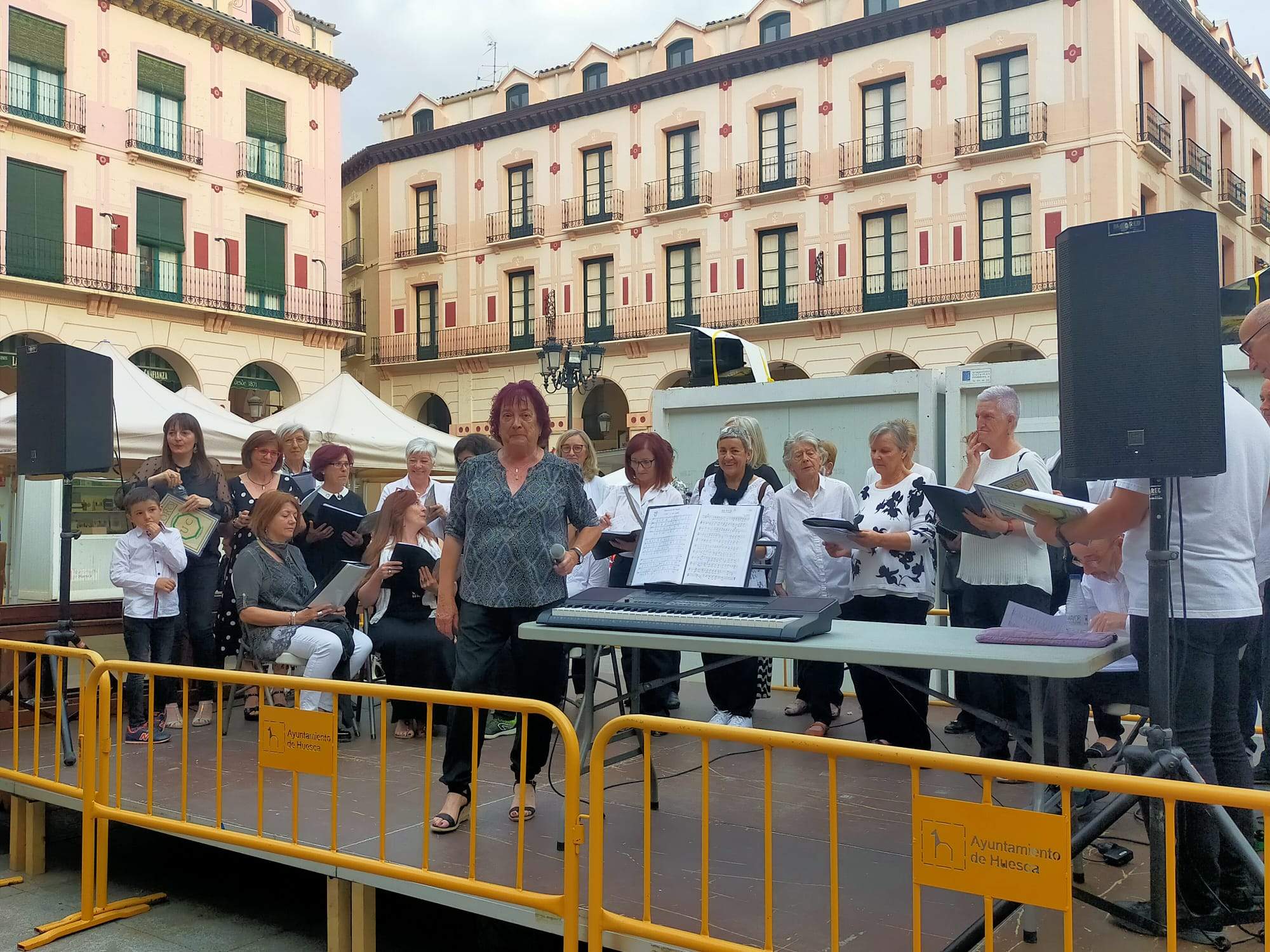 Actuación del Coro de la Universidad Ciudadana en la 39ª Feria del Libro de Huesca. 