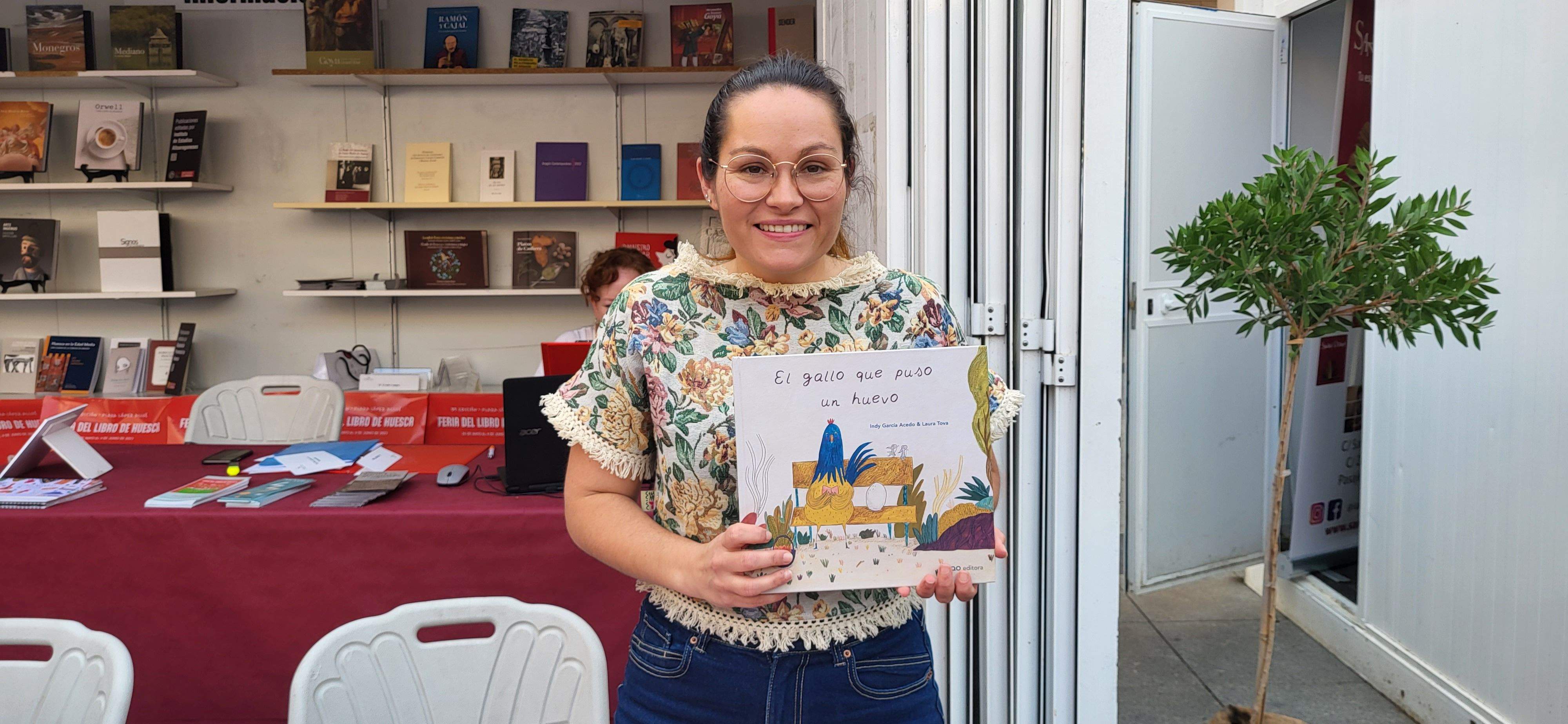 Indy García Acedo ha presentado en la Feria del Libro de Huesca “El gallo que puso un huevo”.