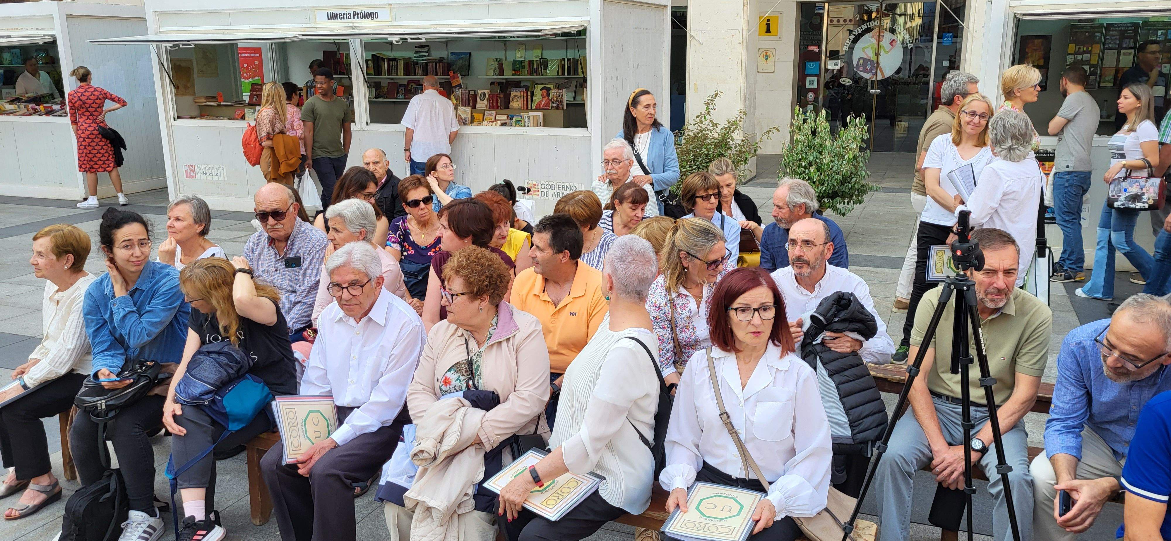 Actuación del Coro de la Universidad Ciudadana en la 39ª Feria del Libro de Huesca. Foto Mercedes Manterola