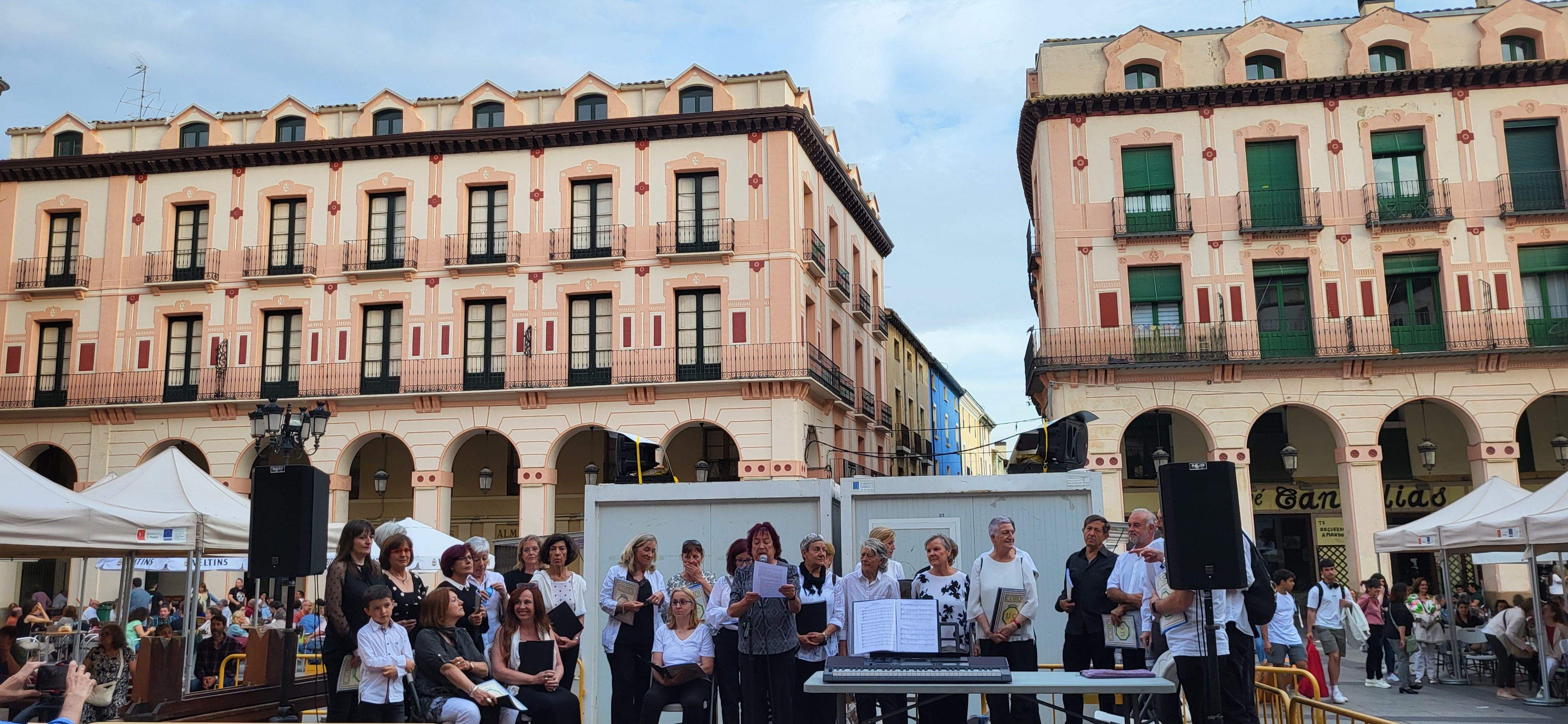 Actuación del Coro de la Universidad Ciudadana en la 39ª Feria del Libro de Huesca. Foto Mercedes Manterola