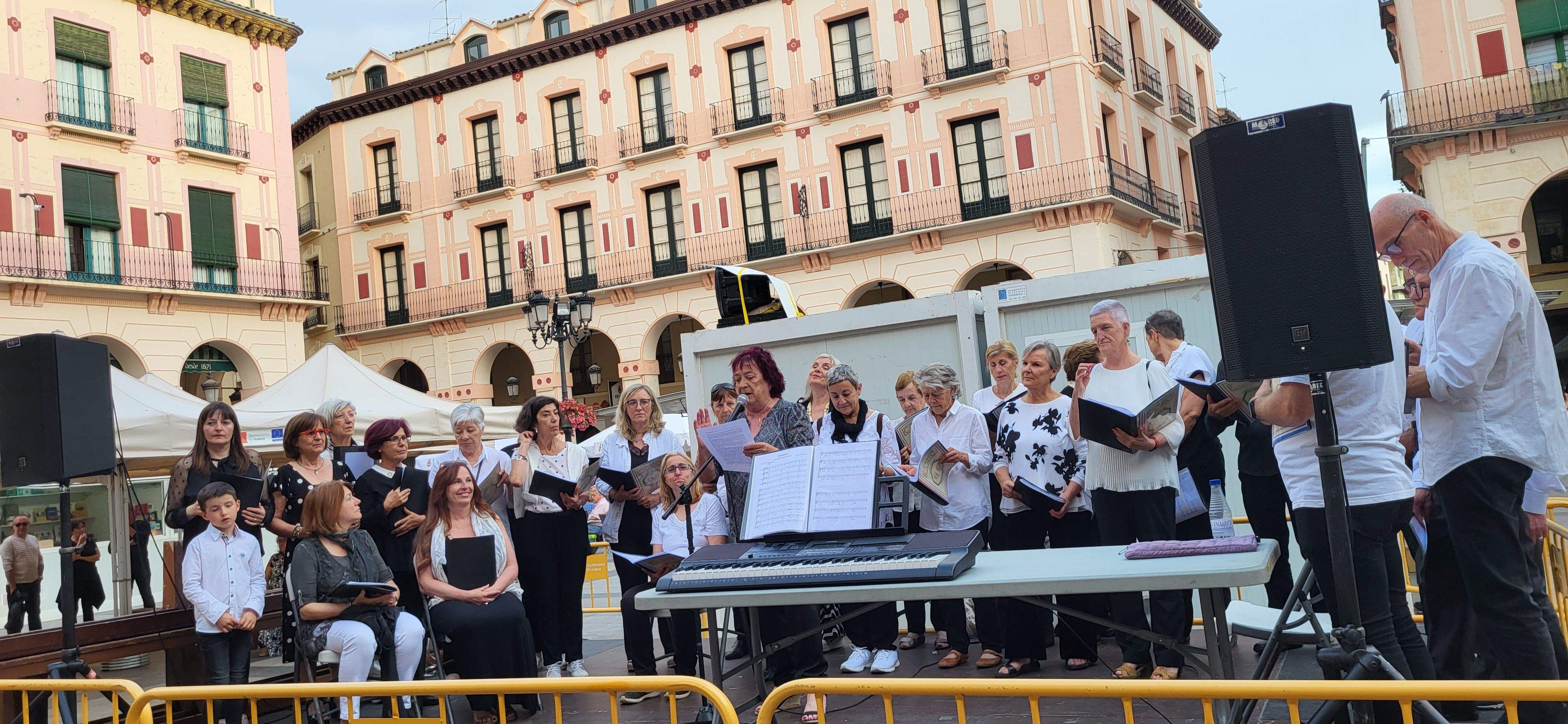 Actuación del Coro de la Universidad Ciudadana en la 39ª Feria del Libro de Huesca. Foto Mercedes Manterola