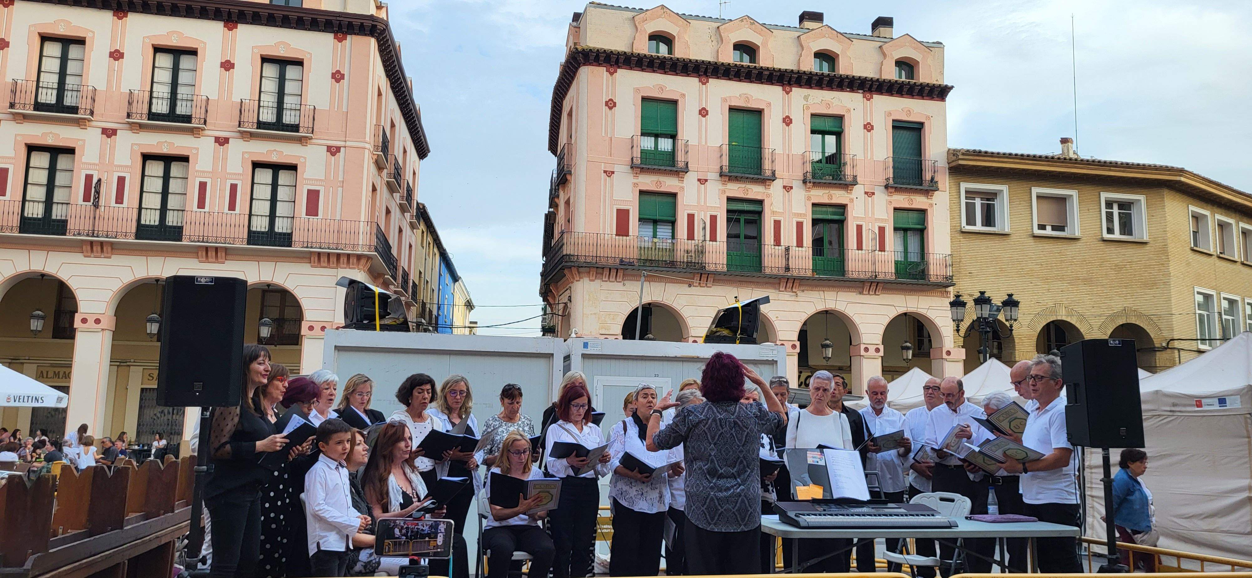 Actuación del Coro de la Universidad Ciudadana en la 39ª Feria del Libro de Huesca. Foto Mercedes Manterola