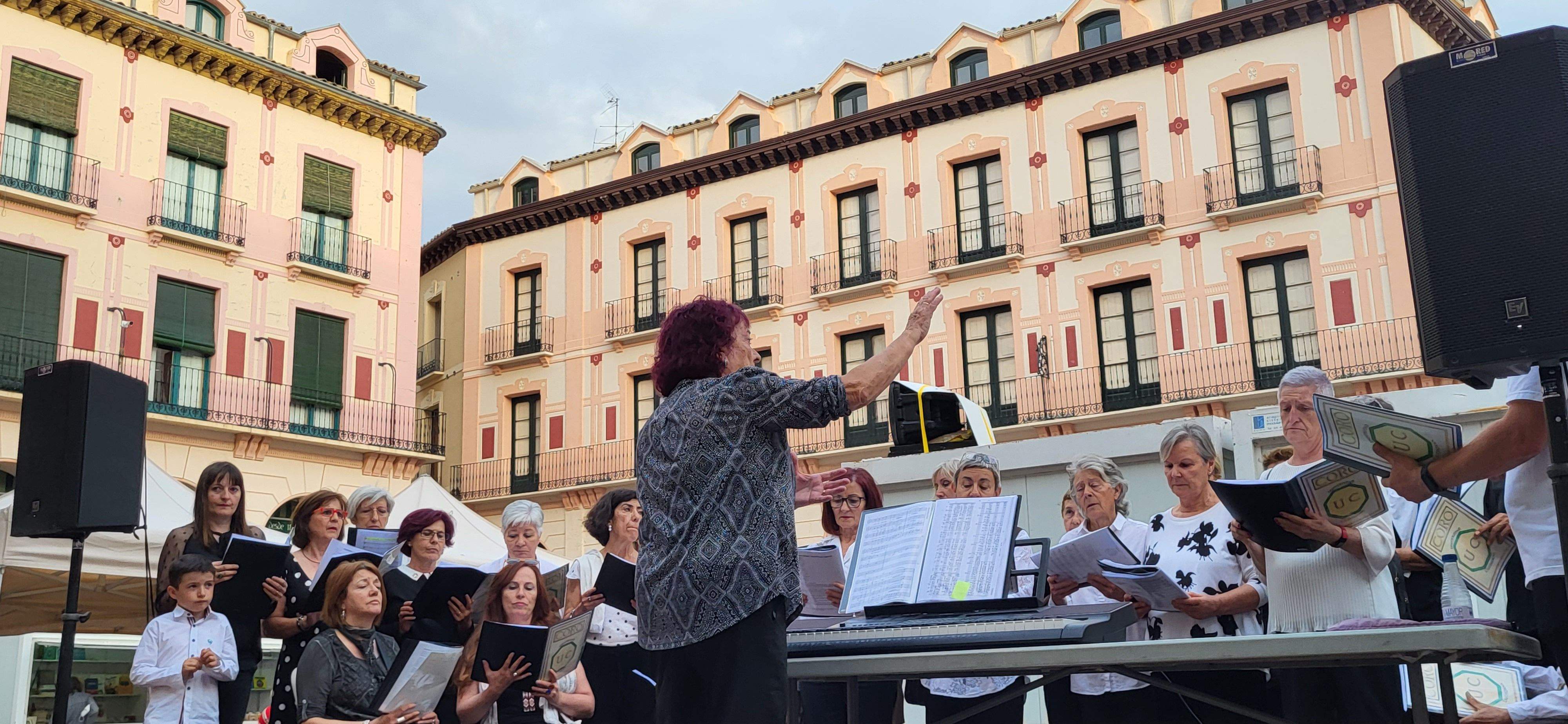 Actuación del Coro de la Universidad Ciudadana en la 39ª Feria del Libro de Huesca. Foto Mercedes Manterola