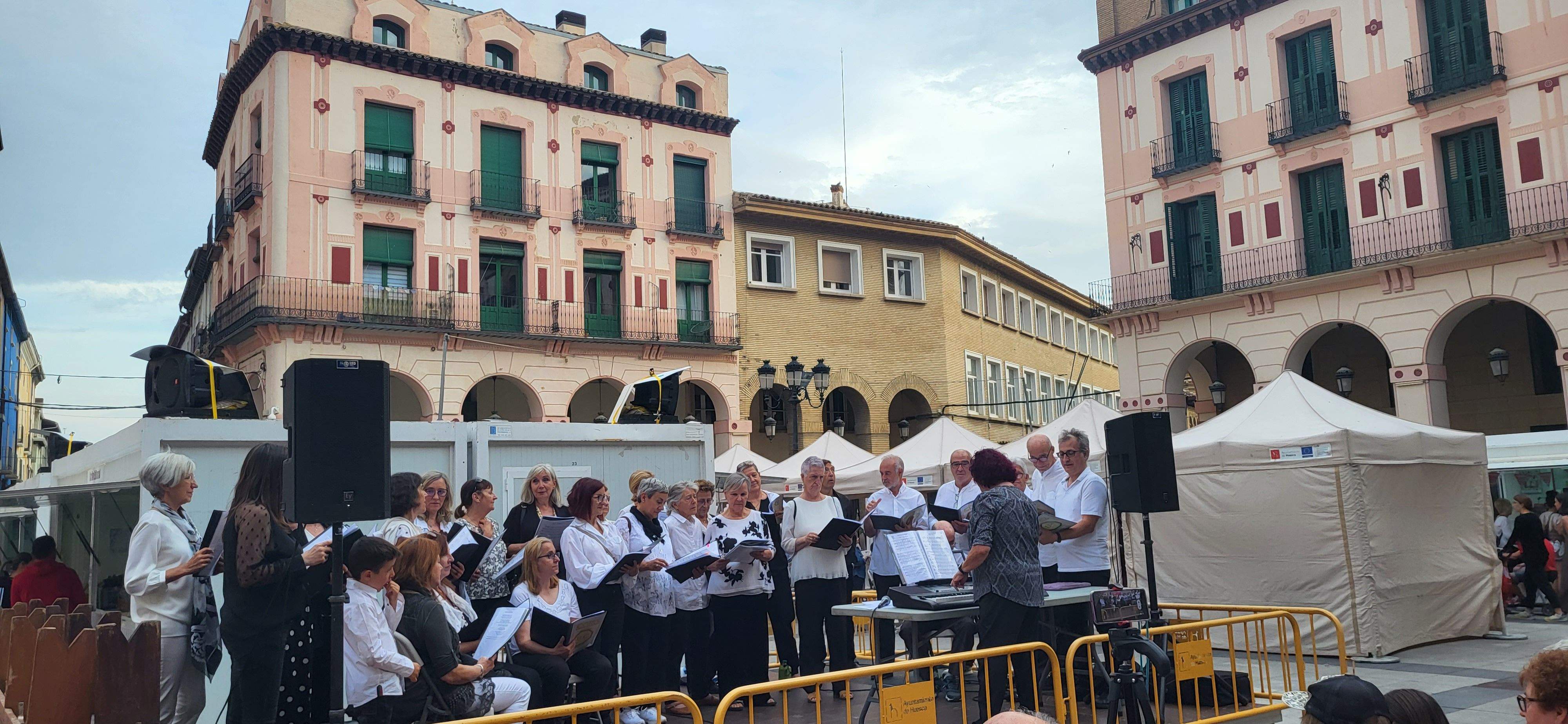 Actuación del Coro de la Universidad Ciudadana en la 39ª Feria del Libro de Huesca. Foto Mercedes Manterola