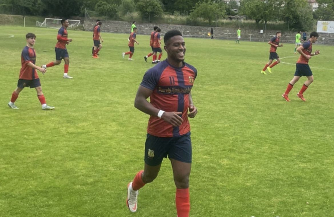 Un jugador del Boltaña celebra uno de los goles ante San Jorge.