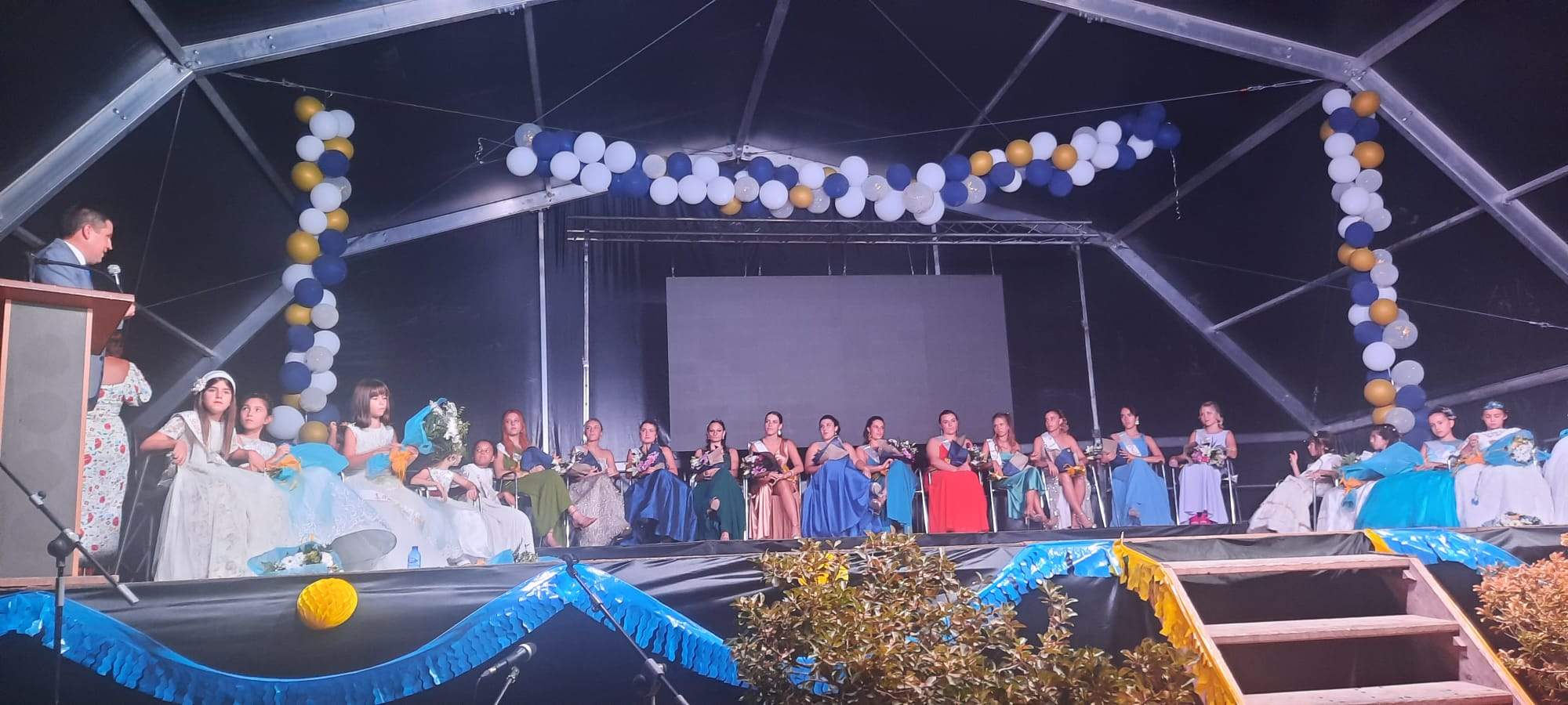 Saludo delalcalde con las 24 Reinas infantiles y Presidentas. Foto Ayuntamiento de Ayerbe Saludo delalcalde con las 24 Reinas infantiles y Presidentas. Foto Ayuntamiento de Ayerbe