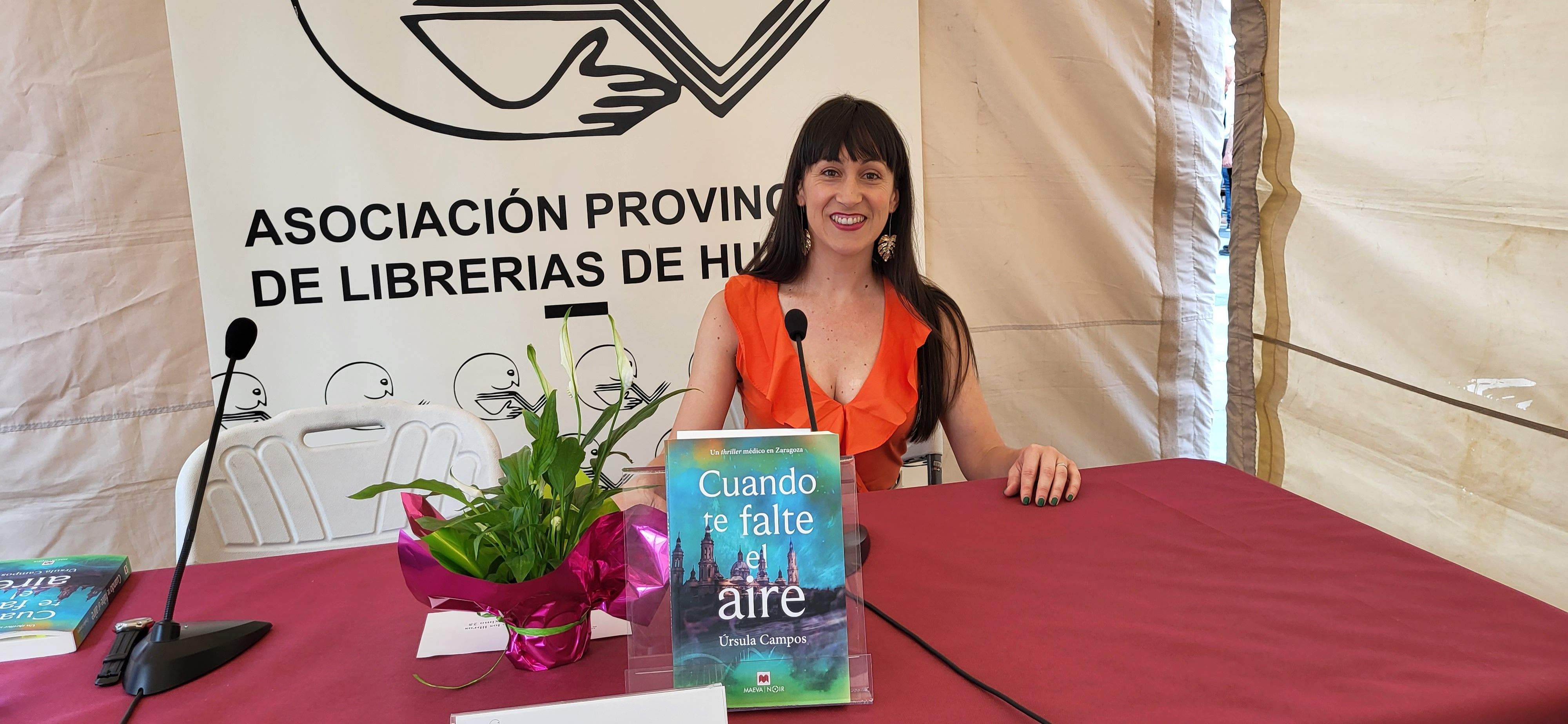 Úrsula Campos con su libro "Cuando te falte el aire" en la Feria del Libro de Huesca.