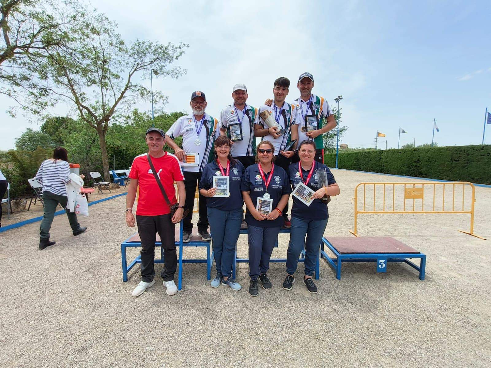 Equipo masculino y femenino del Club de Petanca San Vicente, campeones del XVII Torneo Internacional de Petanca Ciudad de Huesca. 