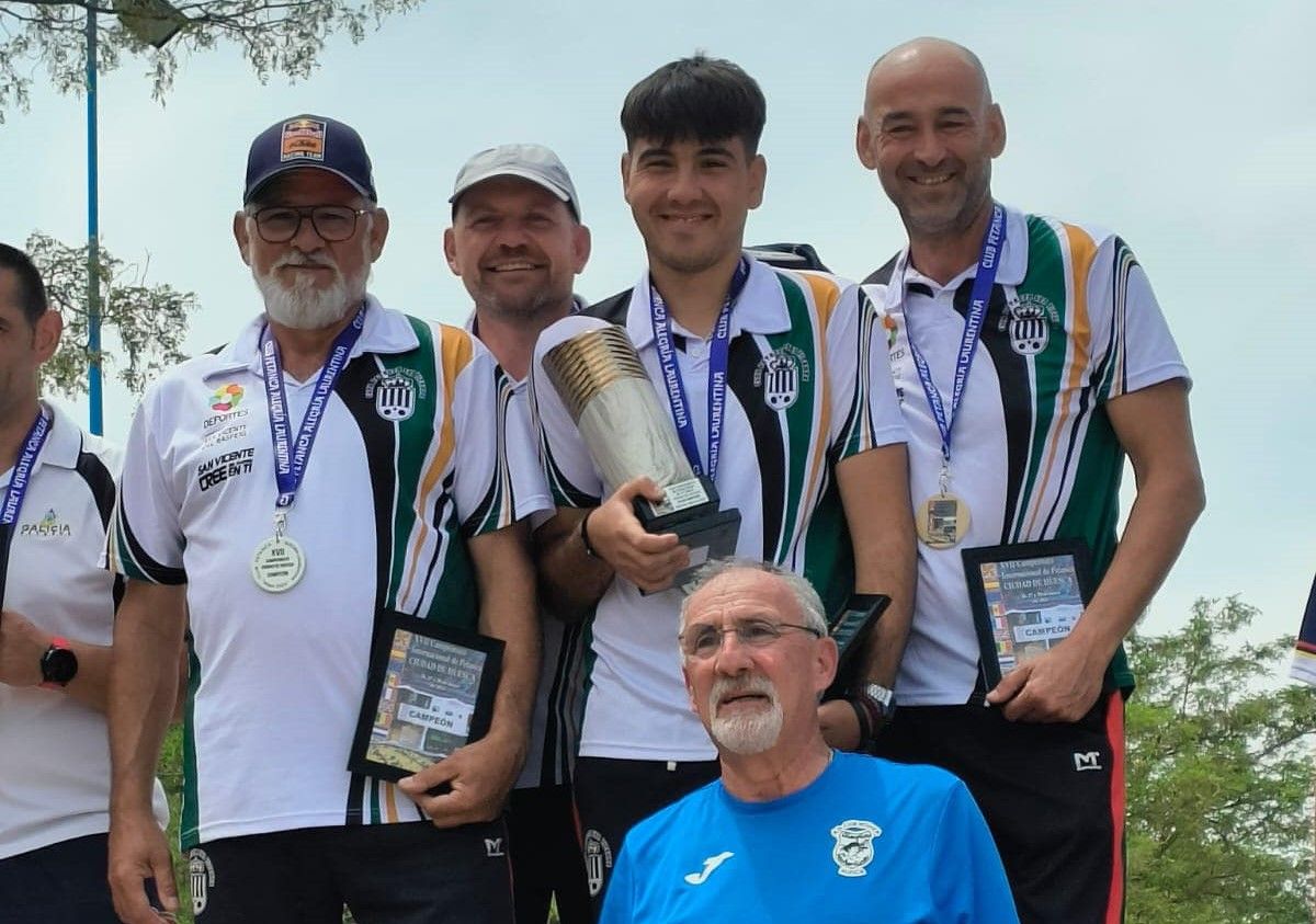 Carlos García, presidente del Club de Petanca Alegría Laurentina, junto a los vencedores.