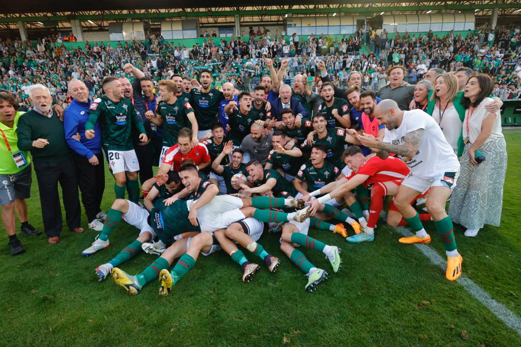 Jugadores del Racing de Ferrol celebran en A Malata el ascenso de categoría.