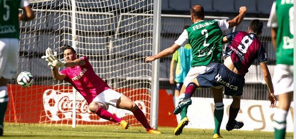 David Mainz dispara en el Racing Club Ferrol 0-4 Huesca del 2015. Foto: Mero Barral/ferrol360.es David Mainz dispara en el Racing Club Ferrol 0-4 Huesca del 2015. Foto: Mero Barral/ferrol360.es