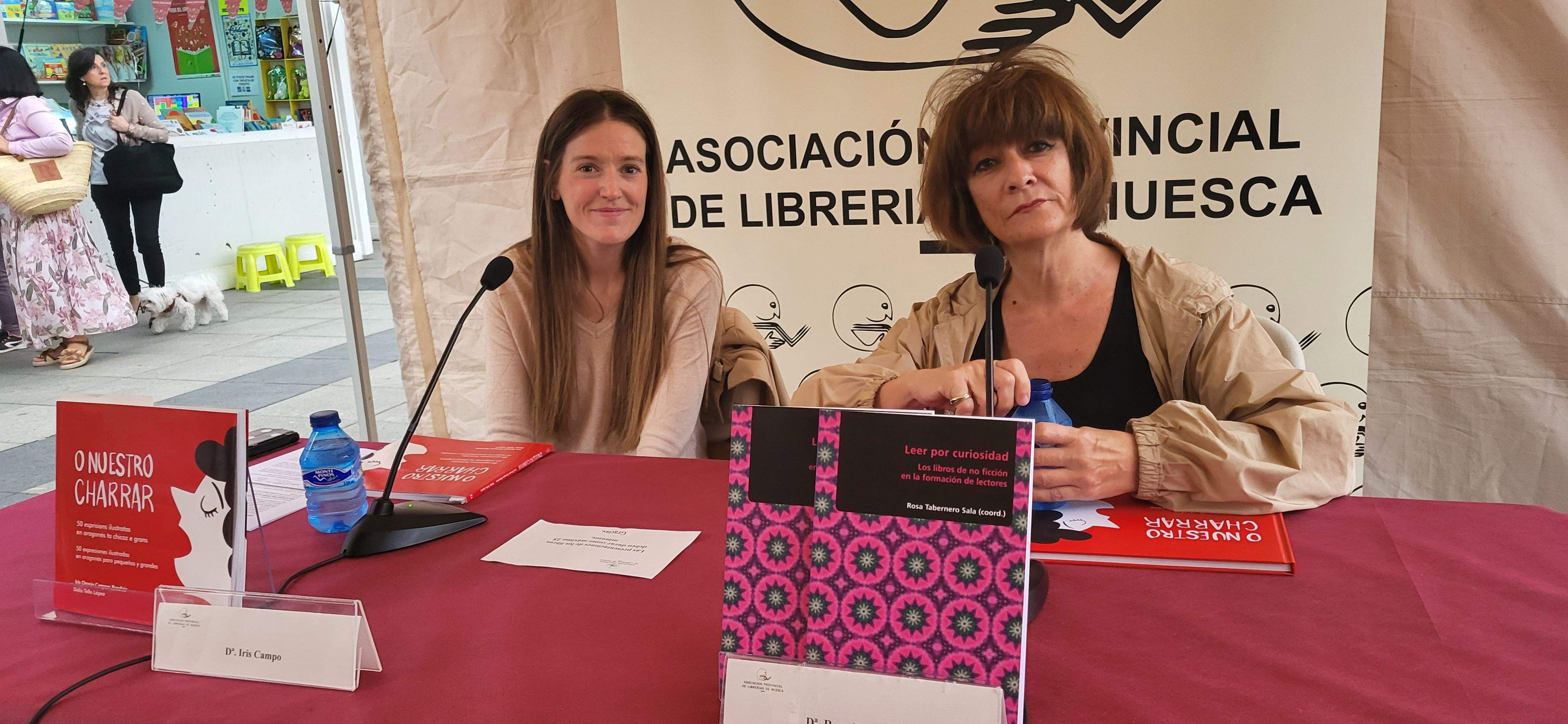 Iris Campos y Rosa Tabernero, en la Feria del Libro de Huesca. Foto Myriam Martínez