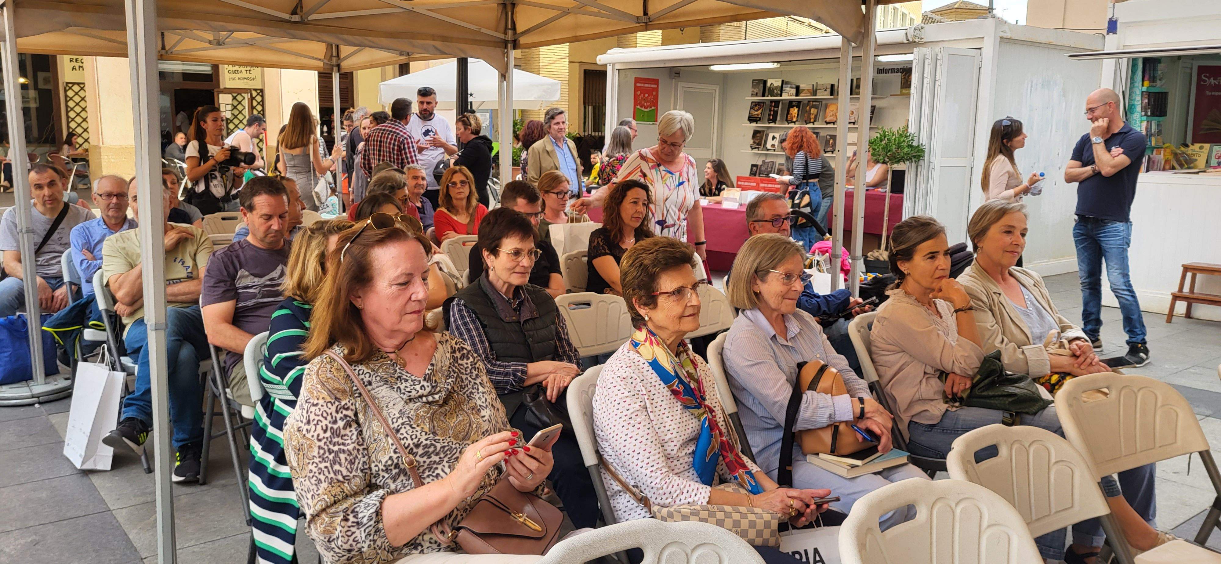 Jornada de este lunes en la 39 edición de la Feria del Libro de Huesca. Foto Mercedes Manterola