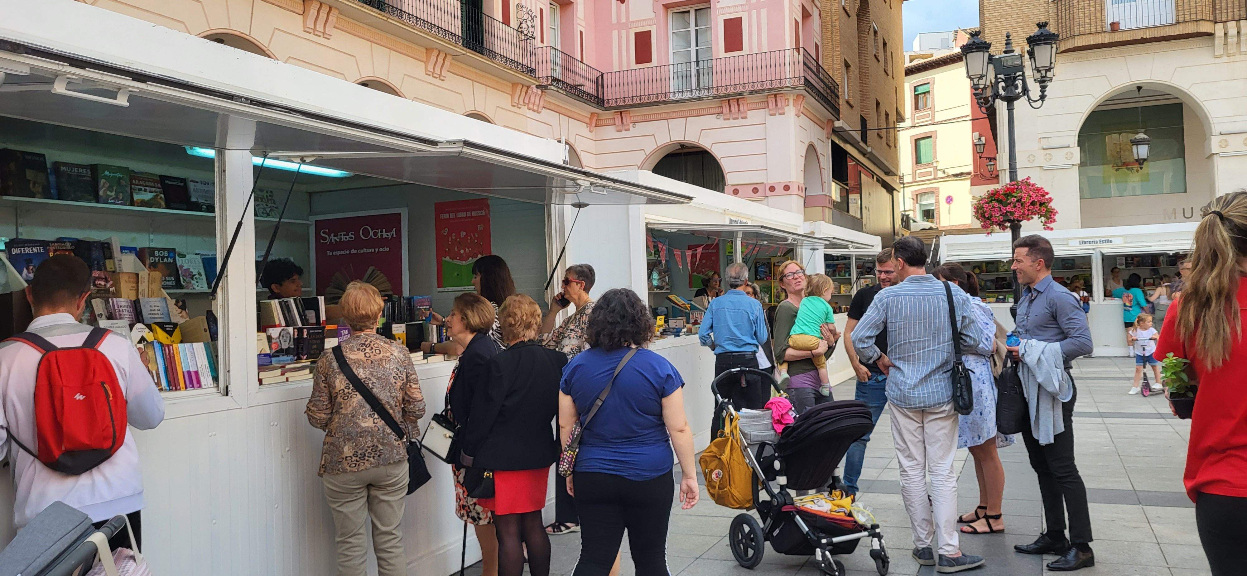 Jornada de este lunes en la 39 edición de la Feria del Libro de Huesca. Foto Mercedes Manterola