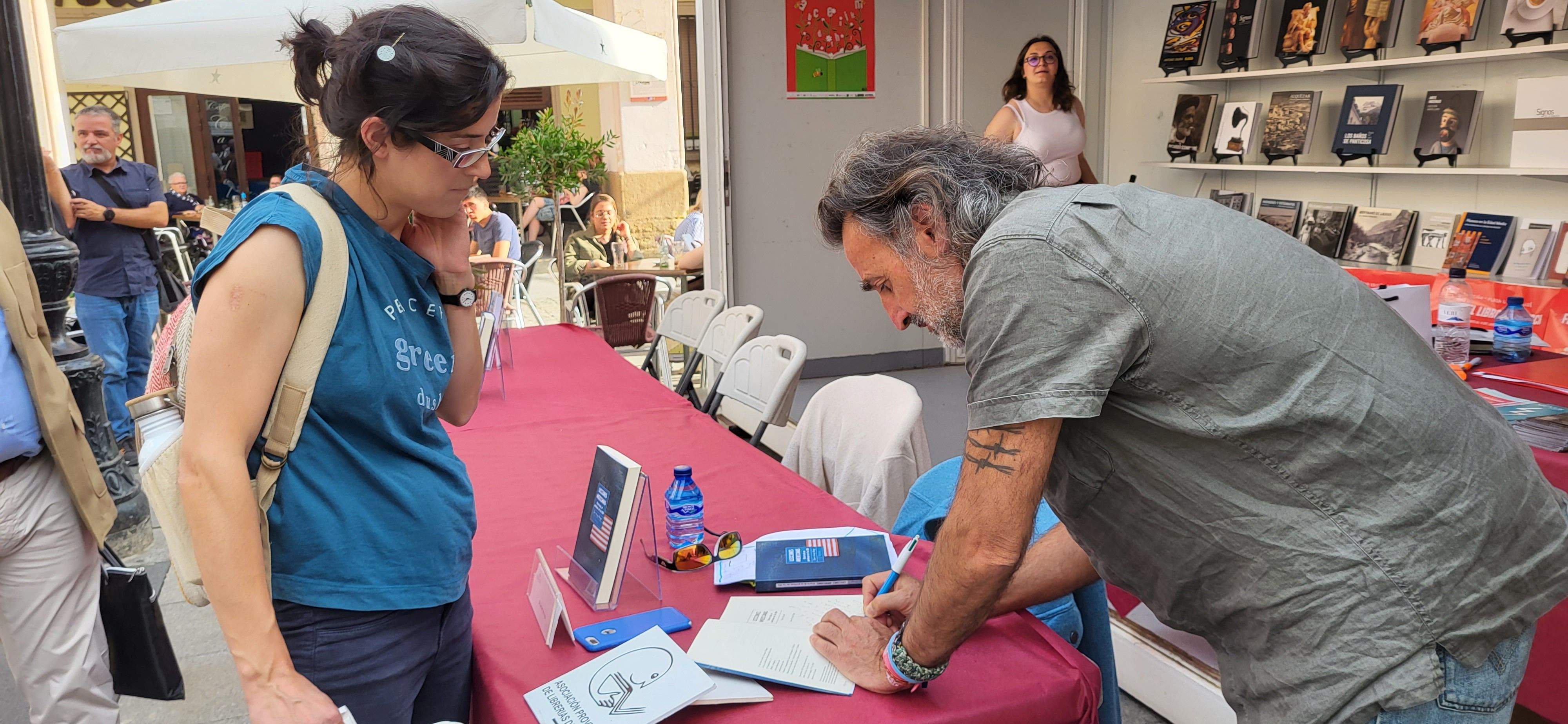 Javier Arruga, firmando ejemplares. Foto Mercedes Manterola