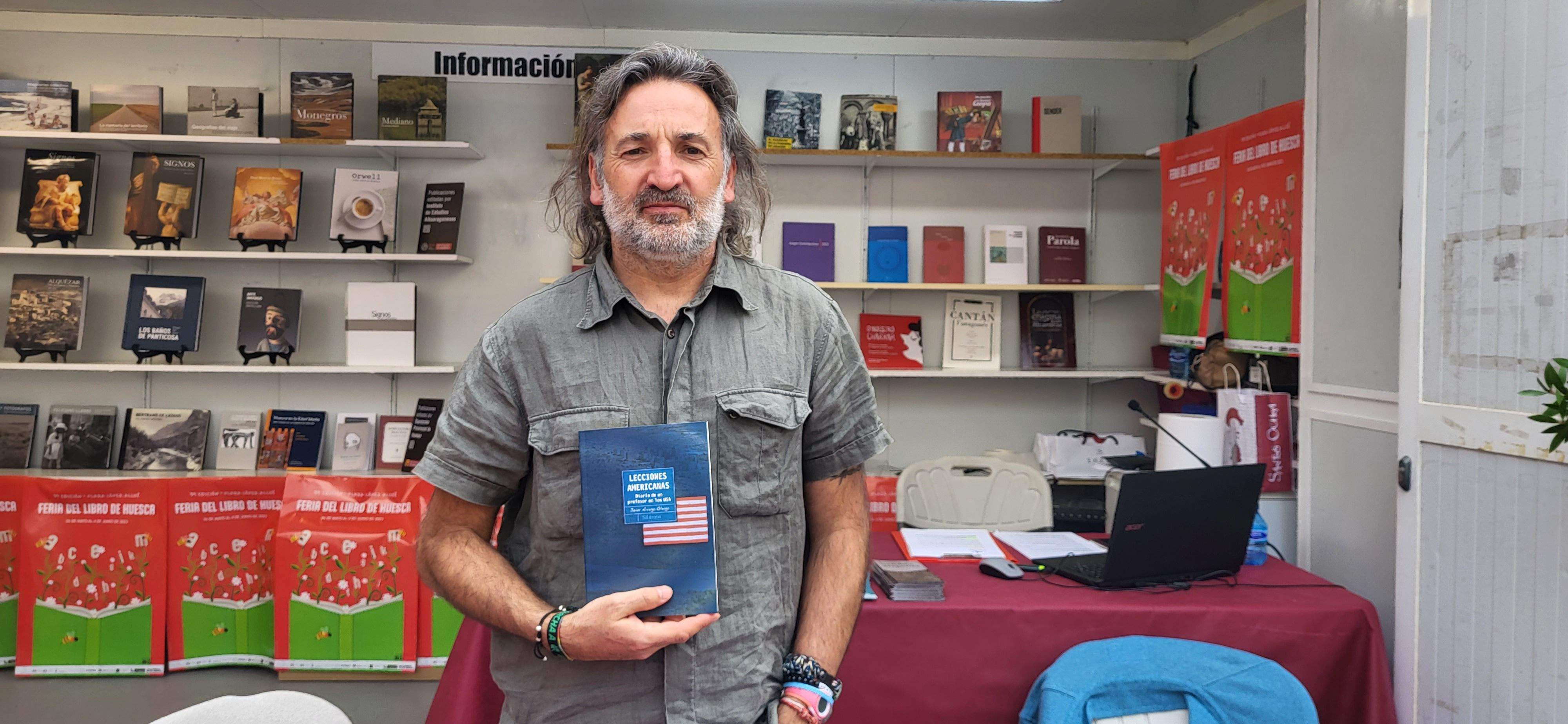 Javier Arruga con su novela "Lecciones americanas" en la Feria del Libro de Huesca.